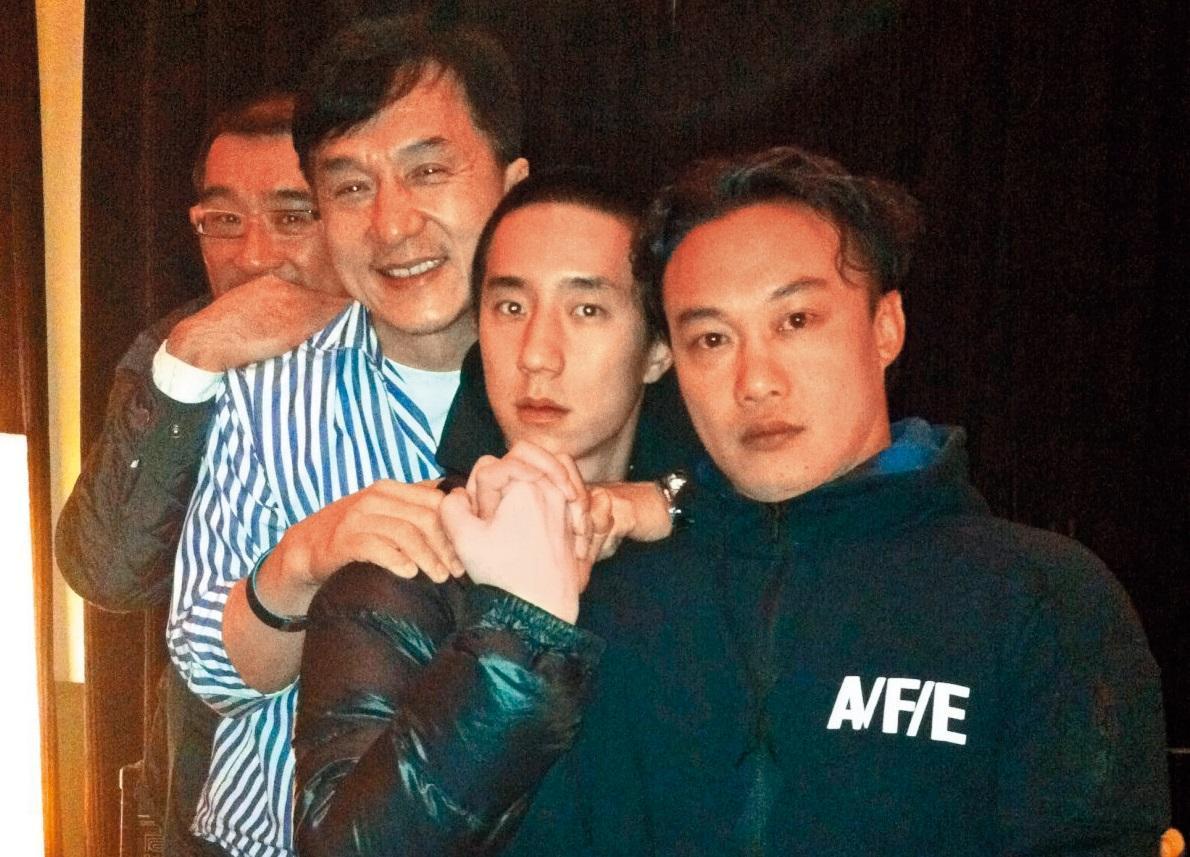 房祖名背後有成龍靠,出道以來唱歌演戲都有大咖相助。(翻攝房祖名微博)