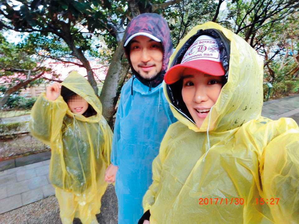 小禎（右起）跟李進良一度被認為愛回溫，但其實只是孩子的媽與孩子的爸之間的關係而已。（翻攝自小禎臉書）