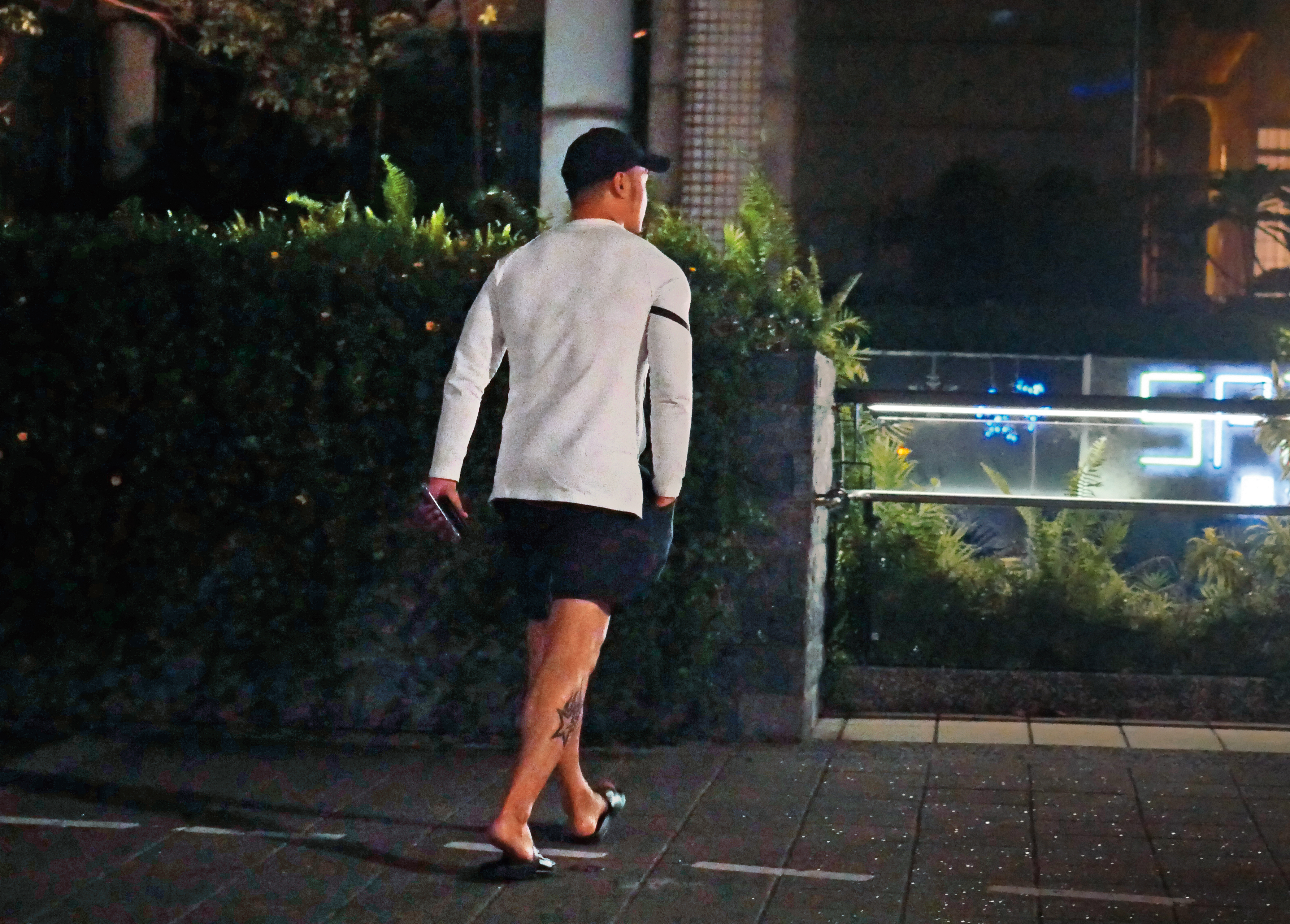 10月6日 18：26 雖然礙於小禎在法律上還是人妻的身分不能公開，但丁春霆談戀愛可是談得很紮實，換了不同衣服頻頻宅配自己上門。