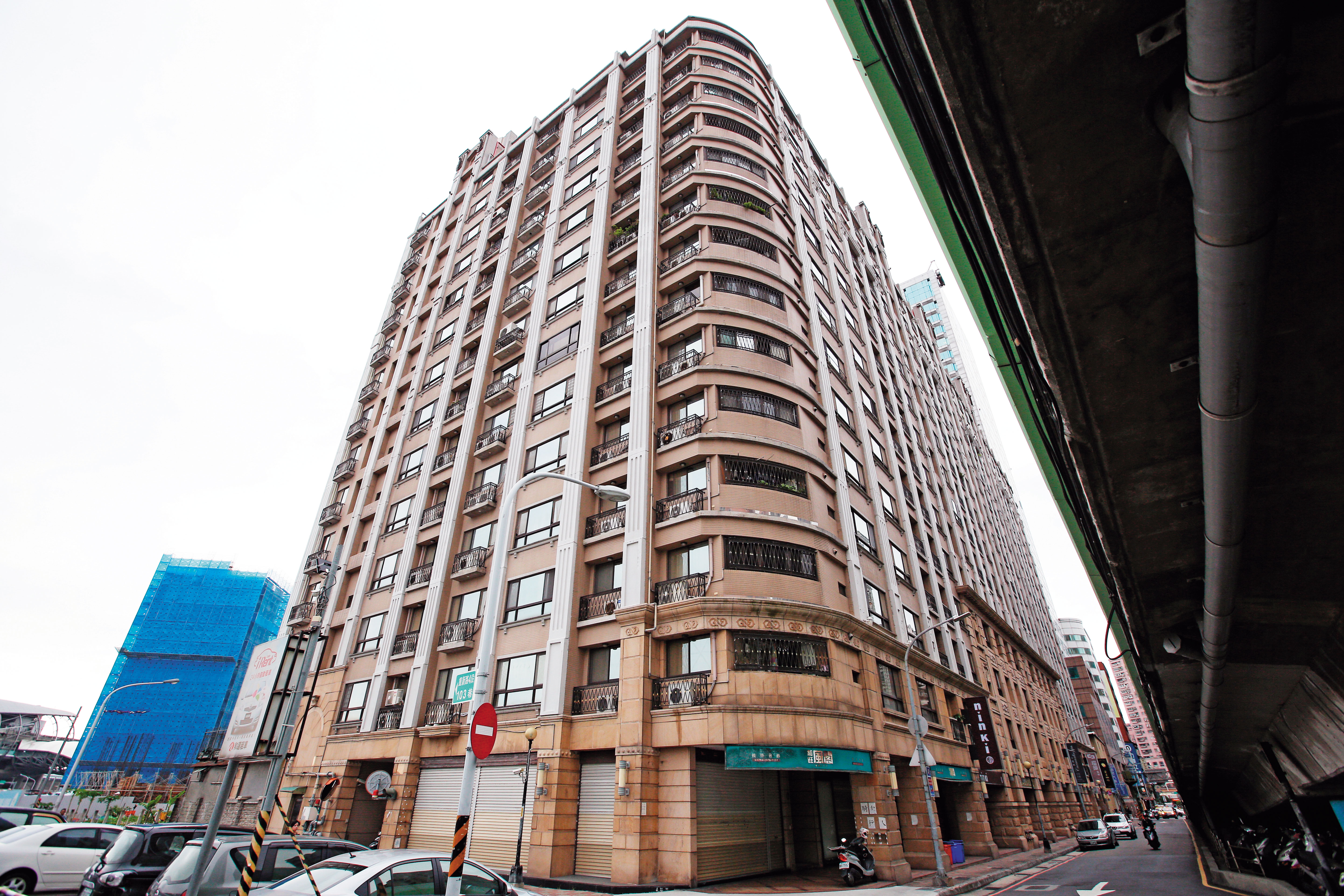蔡城的遺體停放在新北市三重這處社區大樓1樓，長達7年。