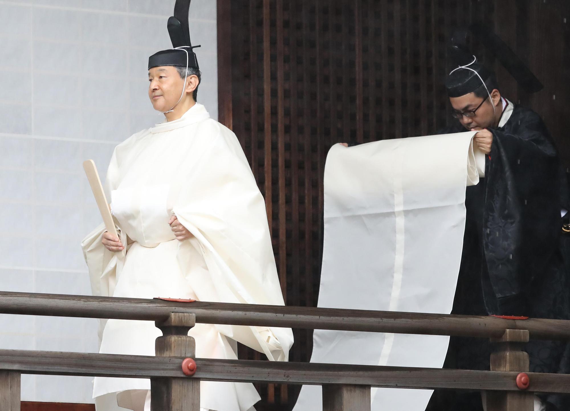 德仁天皇今天正式即位，典禮開始前，他先在皇居祭拜天照大神，奉告先祖。（東方IC）