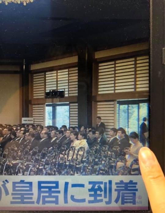 香港網路討論區上網友貼出林鄭月娥特首在典禮上看手機。(網路截圖,LIHKG討論區)