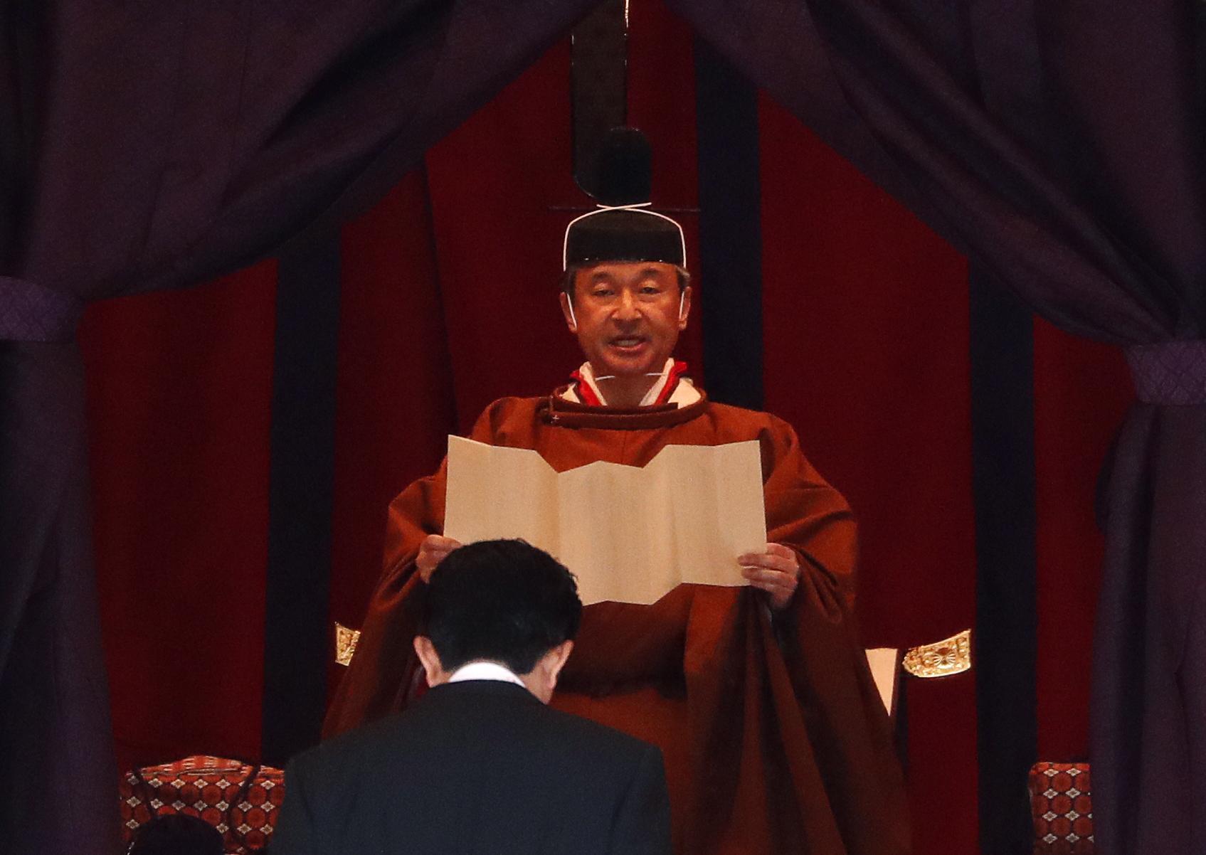 日本首相安倍晉三對新登基的德仁天皇致上祝賀，之後並高舉雙臂，高喊三聲萬歲。（達志影像）