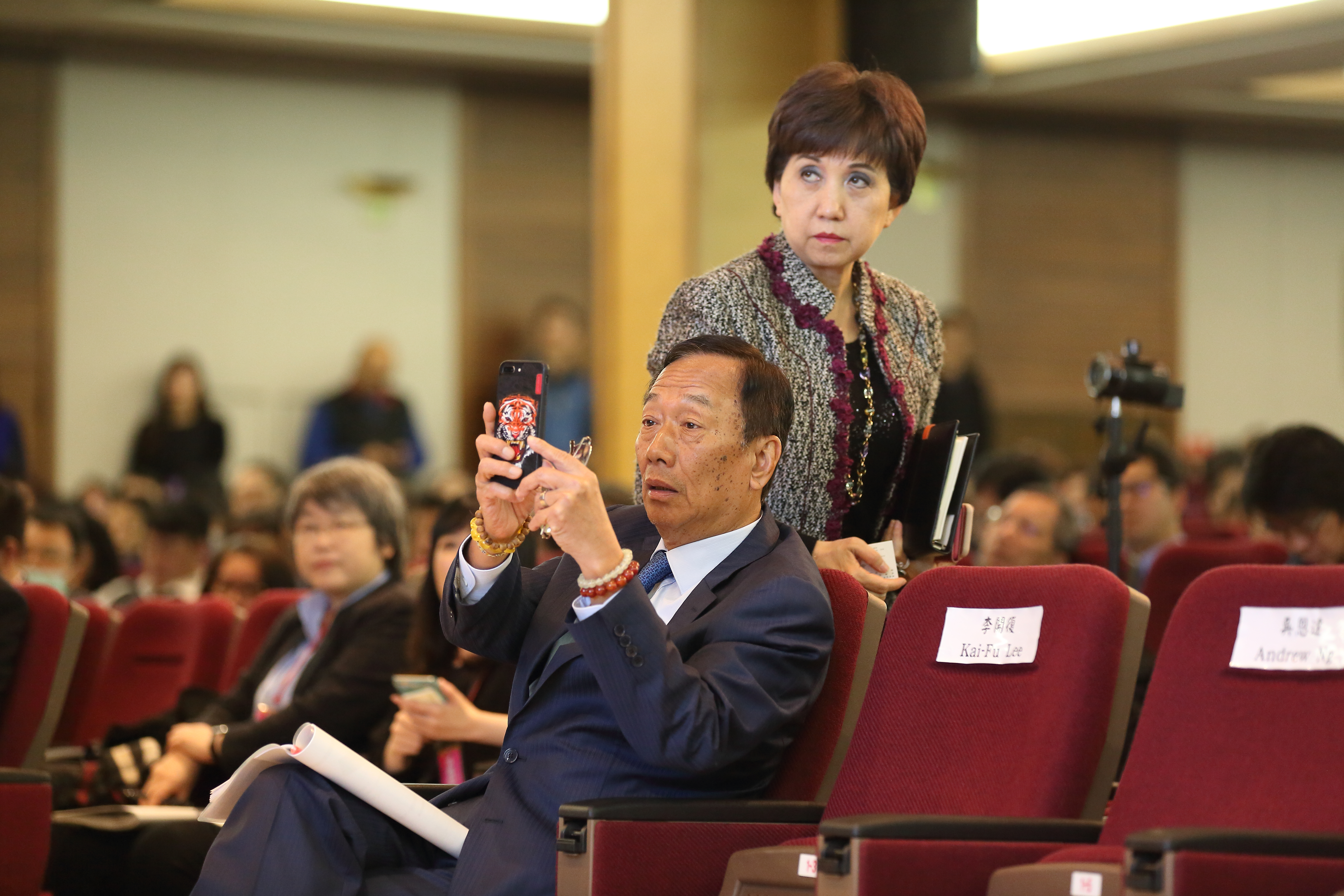 鴻海錢媽媽黃秋蓮遭到鴻海郭台銘責難到當場流淚。