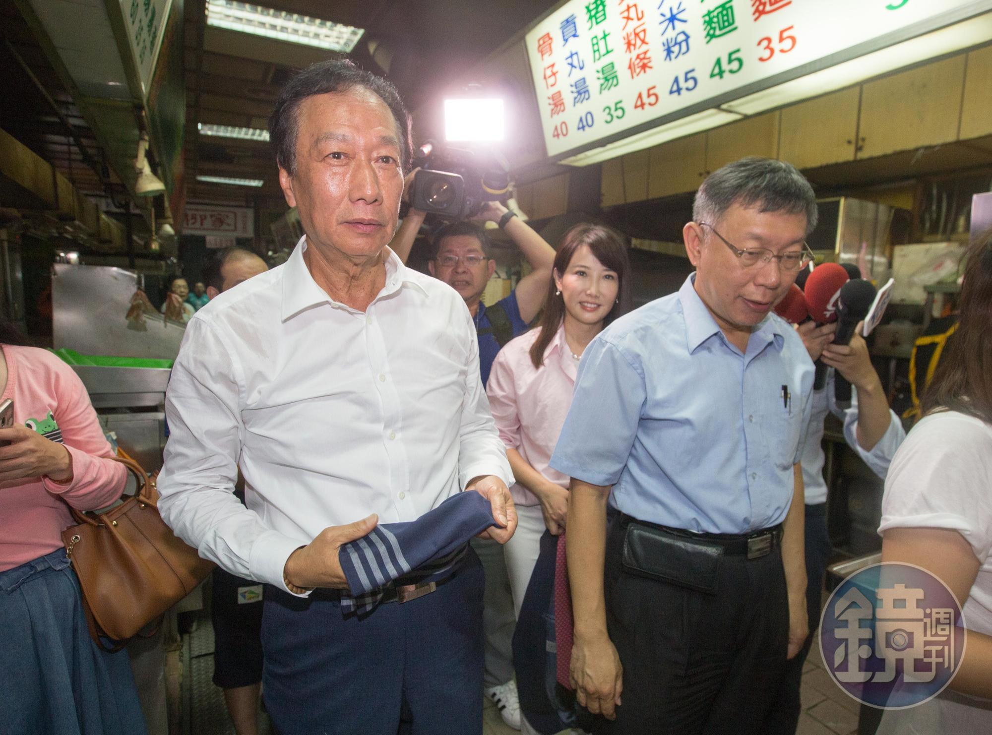 目前政治動向仍是媒體焦點的郭台銘（左），傳出最關心的只有2件事。