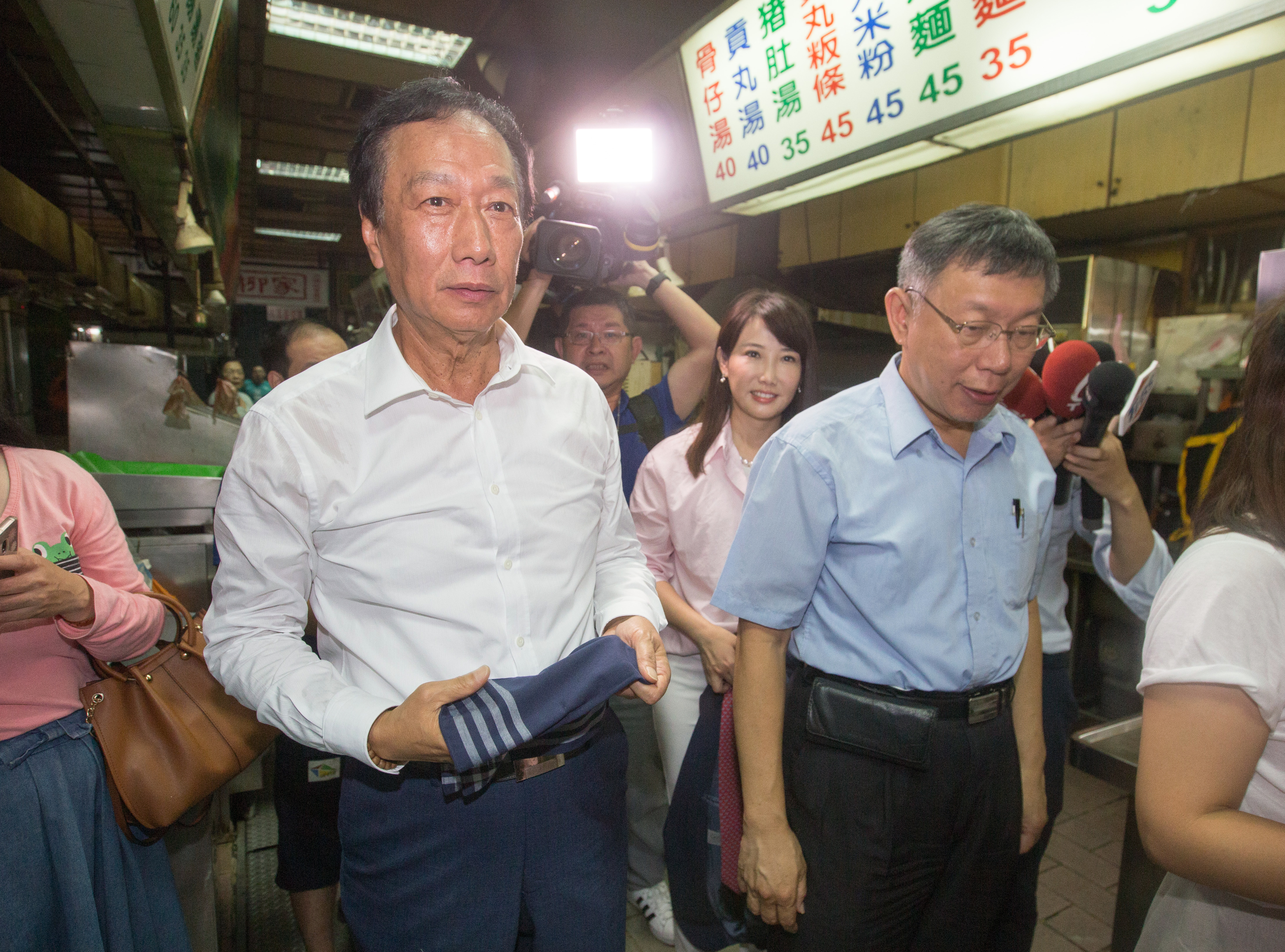 目前政治動向仍是媒體焦點的郭台銘（左），傳出最關心的只有2件事。