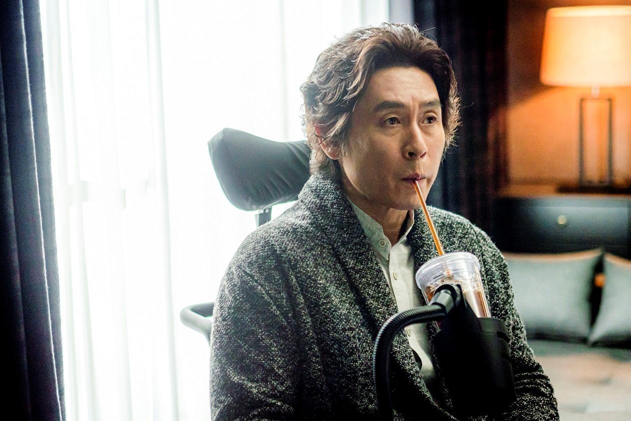 薛景求在新片《男人不敗》飾演惡名昭彰的律師，因遭遇嚴重車禍導致全身癱瘓。（車庫娛樂提供）