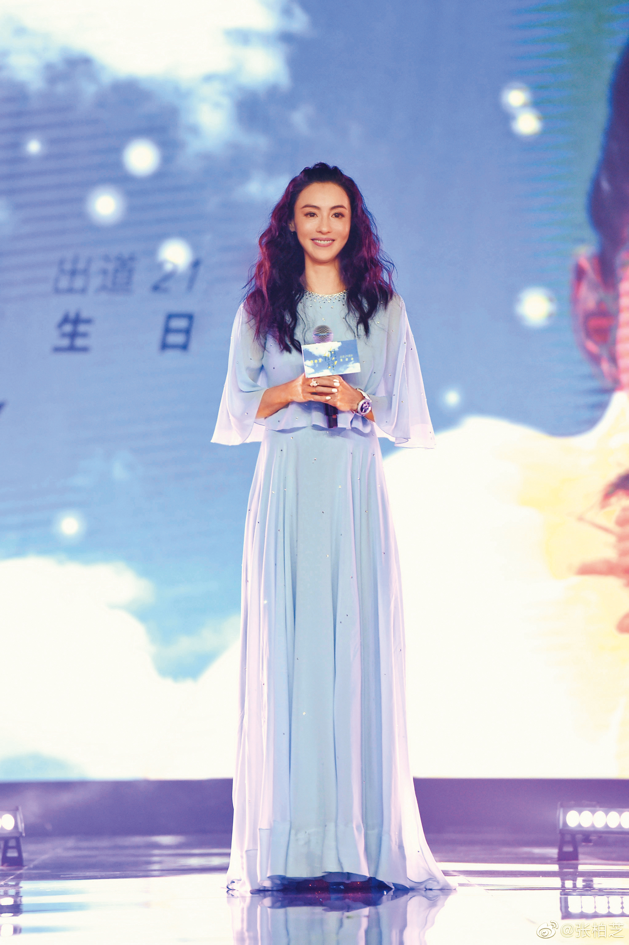 張栢芝新的兒子「父不詳」秘密目前還保持得良好。(翻攝張栢芝微博)