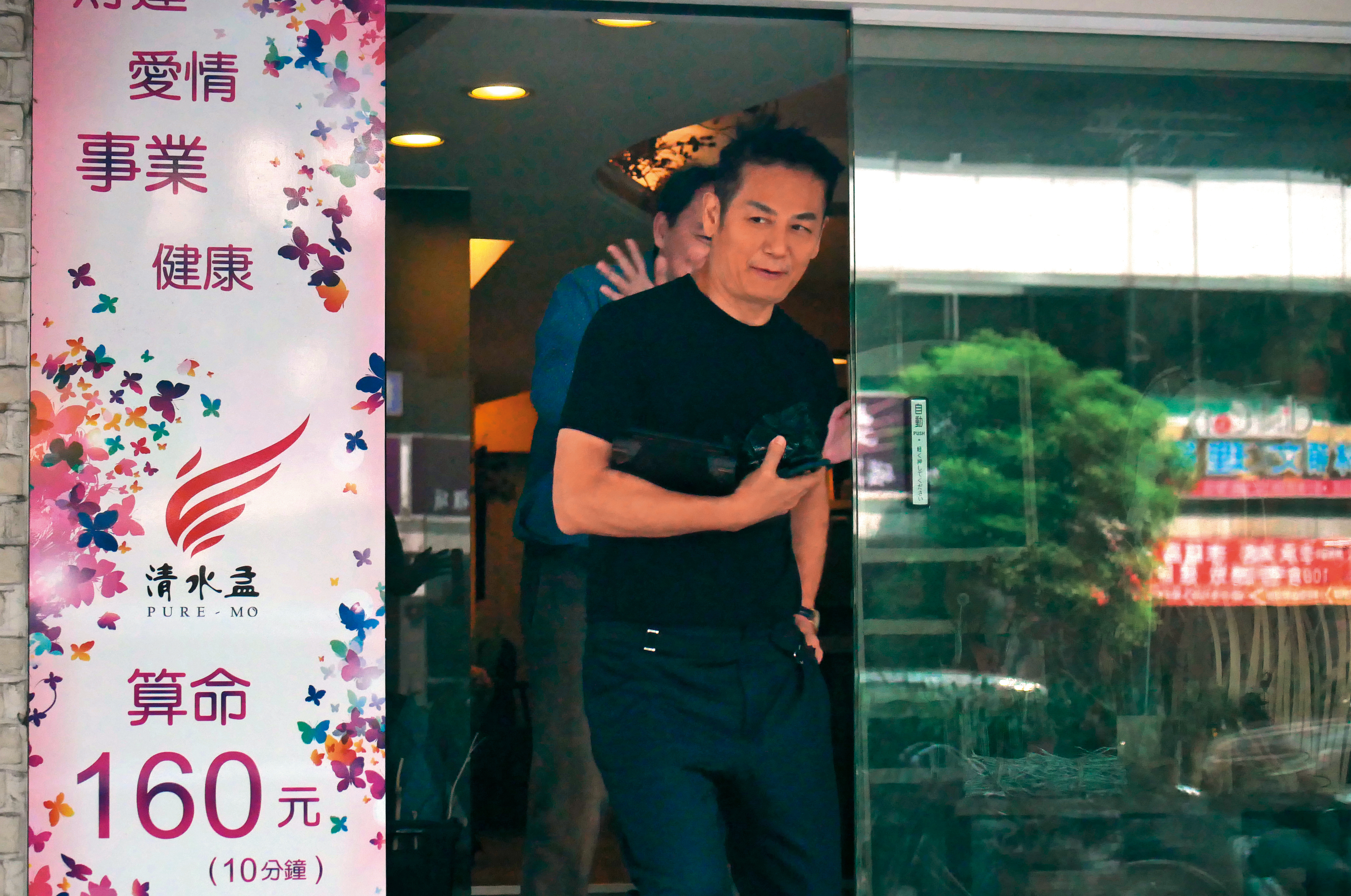 10/12 12：04 算命了一個小時後，徐乃麟步出塔羅牌占卜處，手上還拿著一隻烏龜造型的裝飾，應該是開運小物。