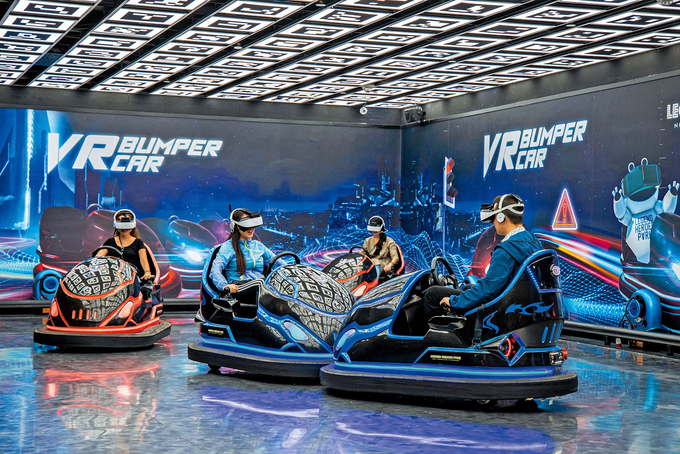 聲光效果十足的碰碰車，戴上VR眼鏡又是全然不同的碰撞世界。