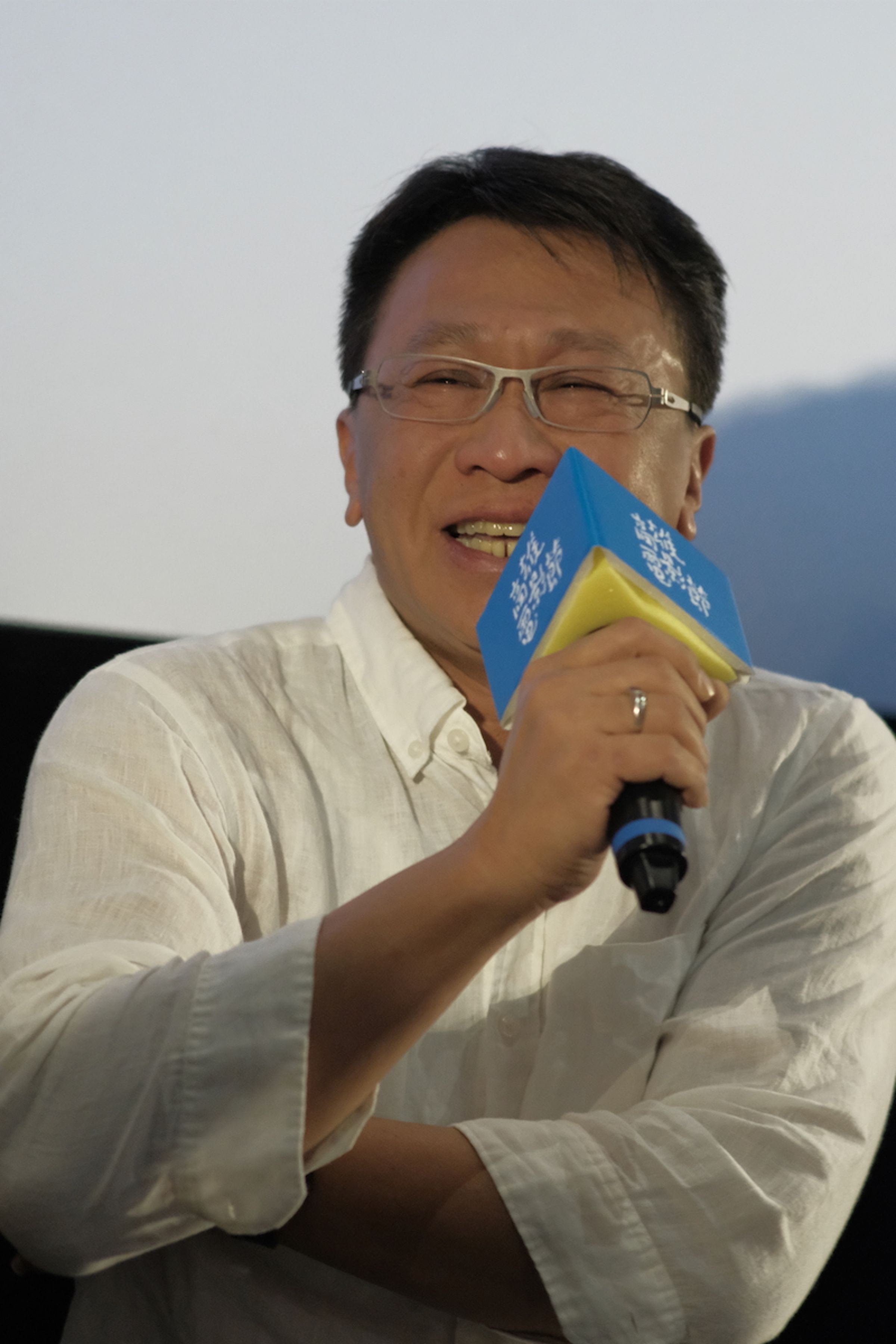 游安順在映後座談，談到海上外籍漁工的艱困工作環境，忍不住也掉下眼淚。（高雄電影節提供）
