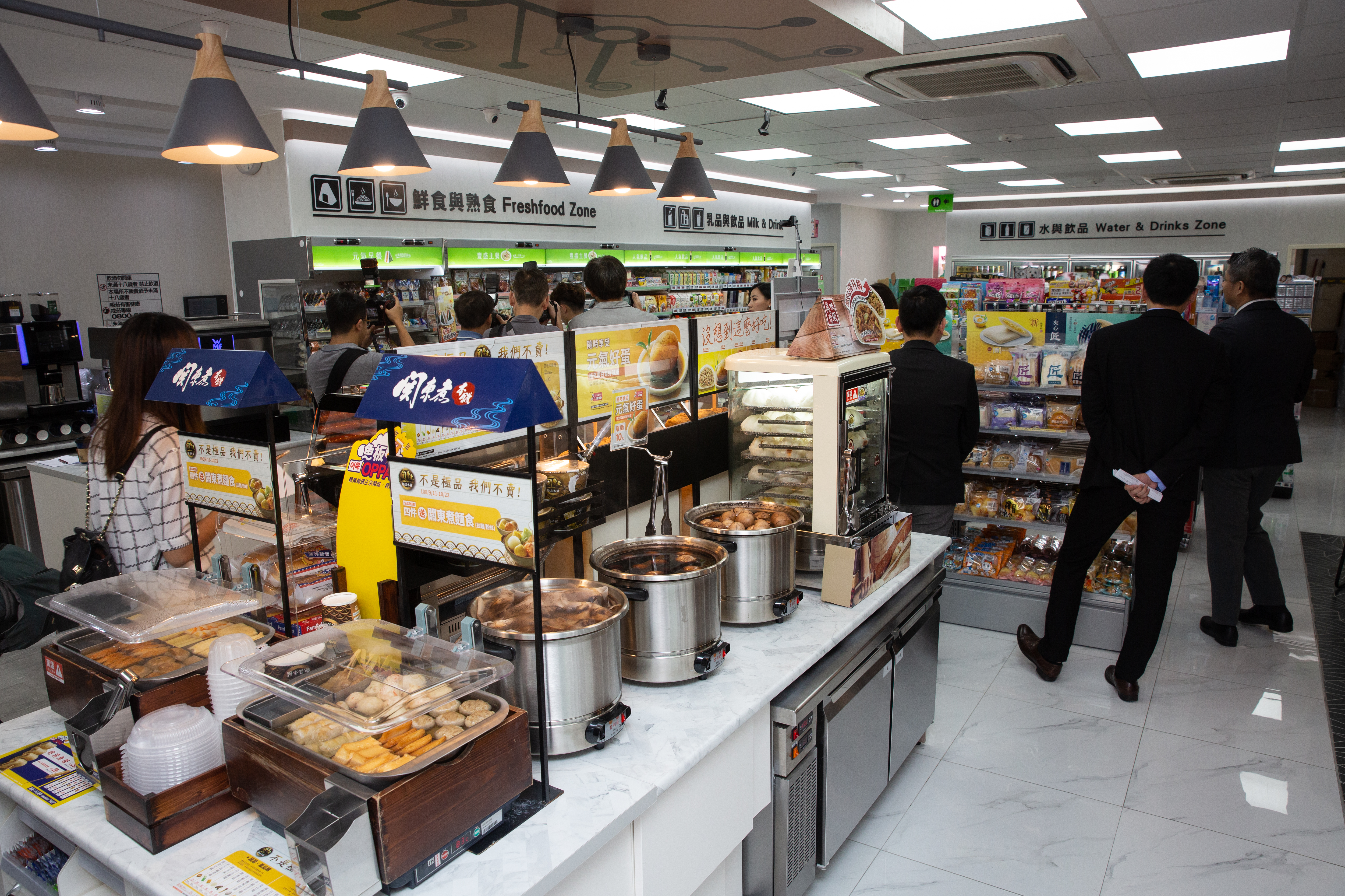 全家在小巨蛋旁開科技概念2店，內有多種獨家科技幫忙解決店員勞務。