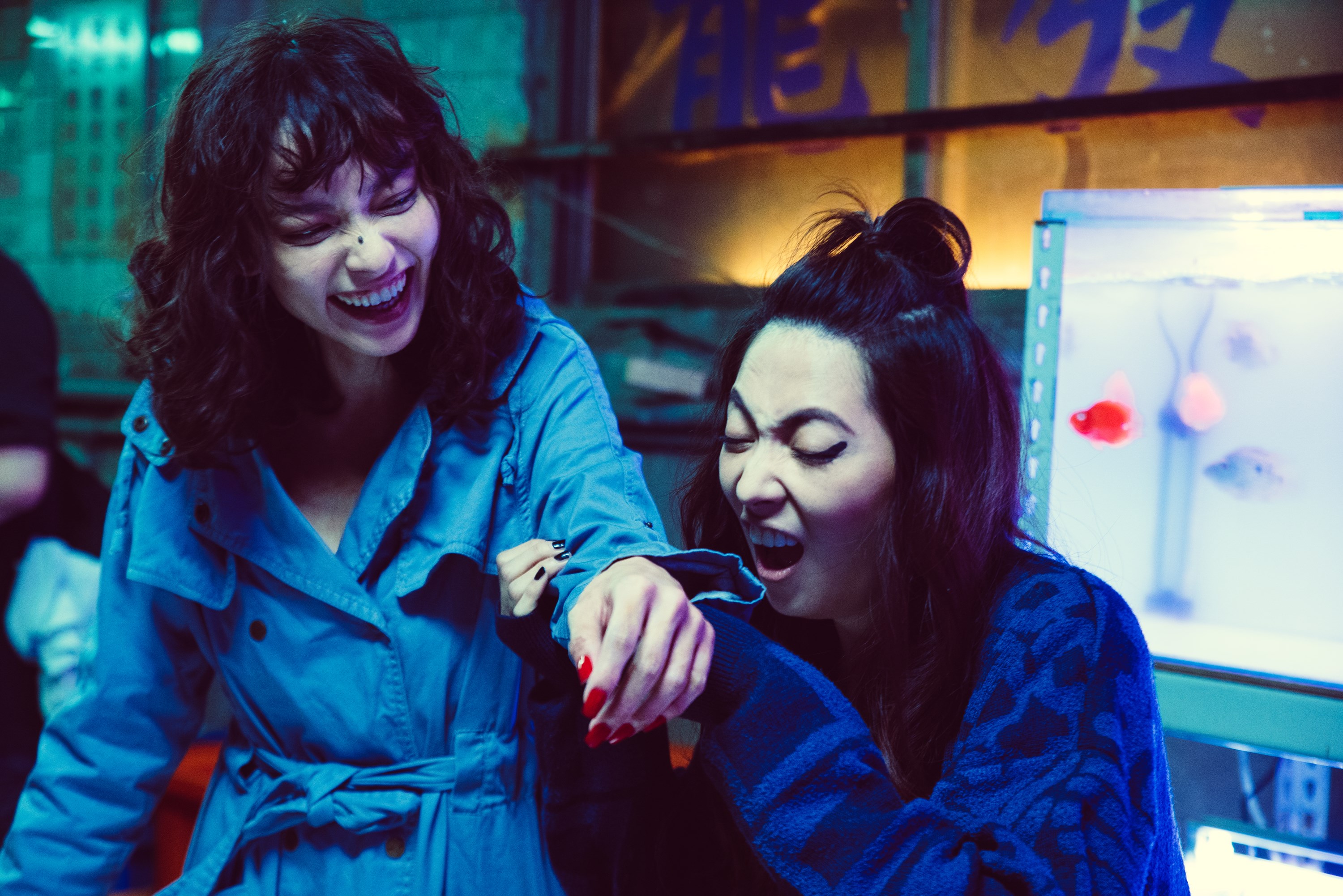 阿喜（右）為了拍戲狂吃道具手指20幾遍，讓她忍不住想啃姚以緹洩恨。（華映娛樂提供）