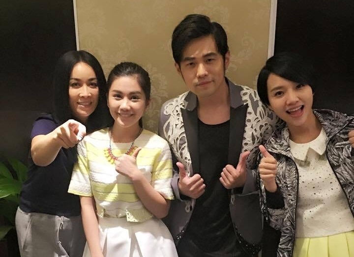 晨悠參加《中國好聲音》節目時，是進入那英（左）戰隊，但其實偶像是周杰倫（右二）。（獨一無二娛樂提供）