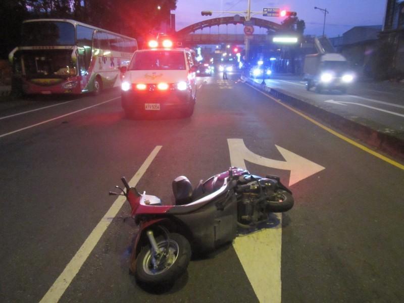 王姓婦人所騎機車倒在中清路上。（翻攝畫面）