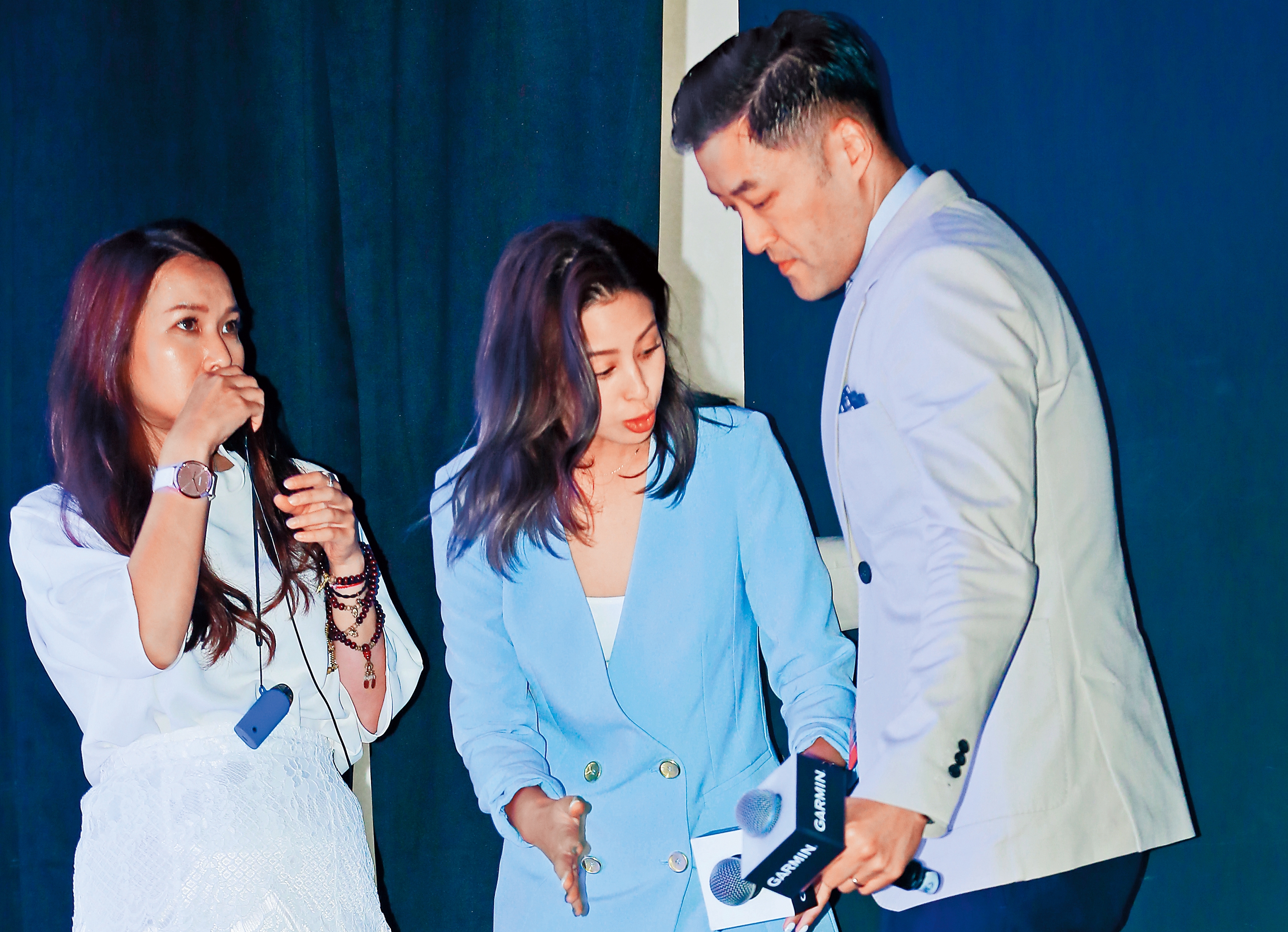 不管是對電子媒體的麥克風還是男人的下面，莫允雯（中）都是一臉慌慌張張。