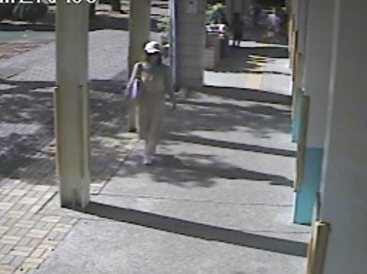 戴男多次戴著帽子、假髮、口罩，身著女裝闖進校園行竊。（翻攝畫面）