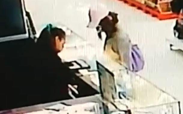 戴男扮成女裝行竊得手後，再至大賣場盜刷信用卡購買金飾。（翻攝畫面）