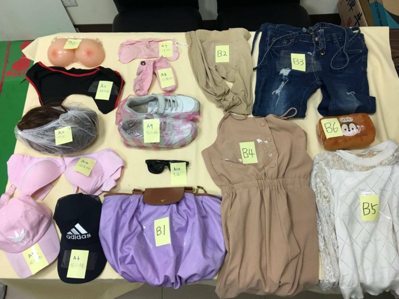 警方於戴男住處、車上搜出大量女裝，包括女性內衣、假乳等。（翻攝畫面）