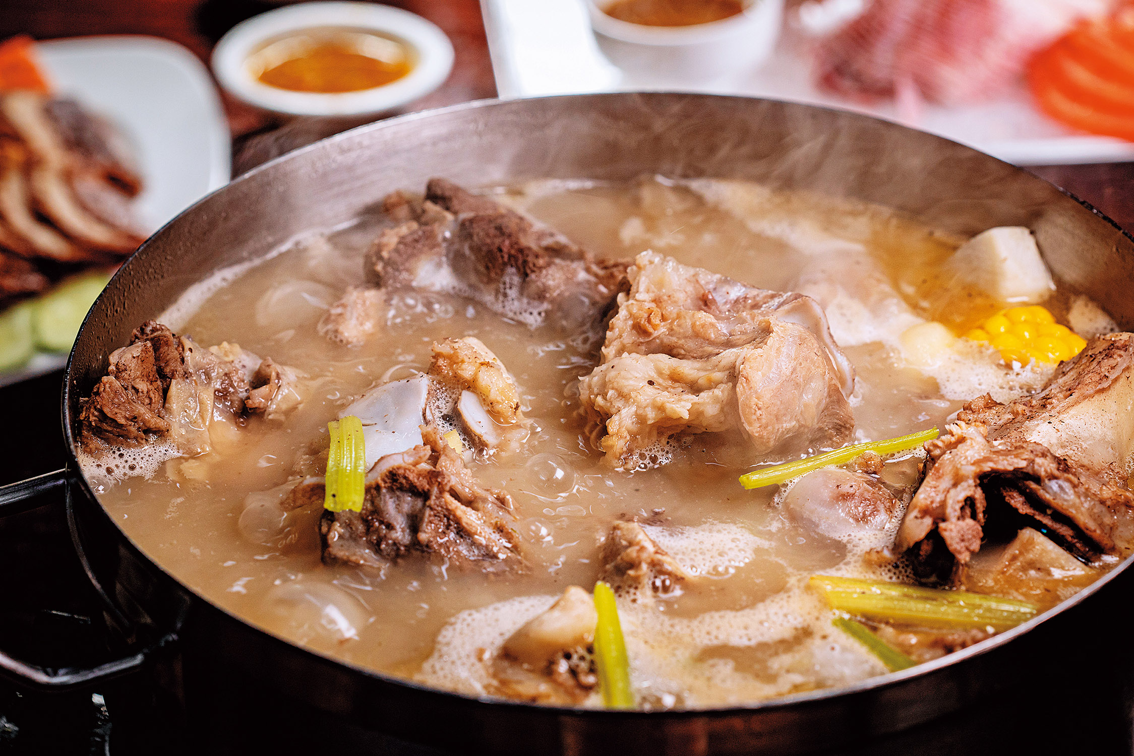 熬到變白湯的「翅湯雞腳骨煲」，湯頭充滿雞湯、排骨與淡淡的白胡椒香氣。（澳門幣 168元／份，約NT$672）