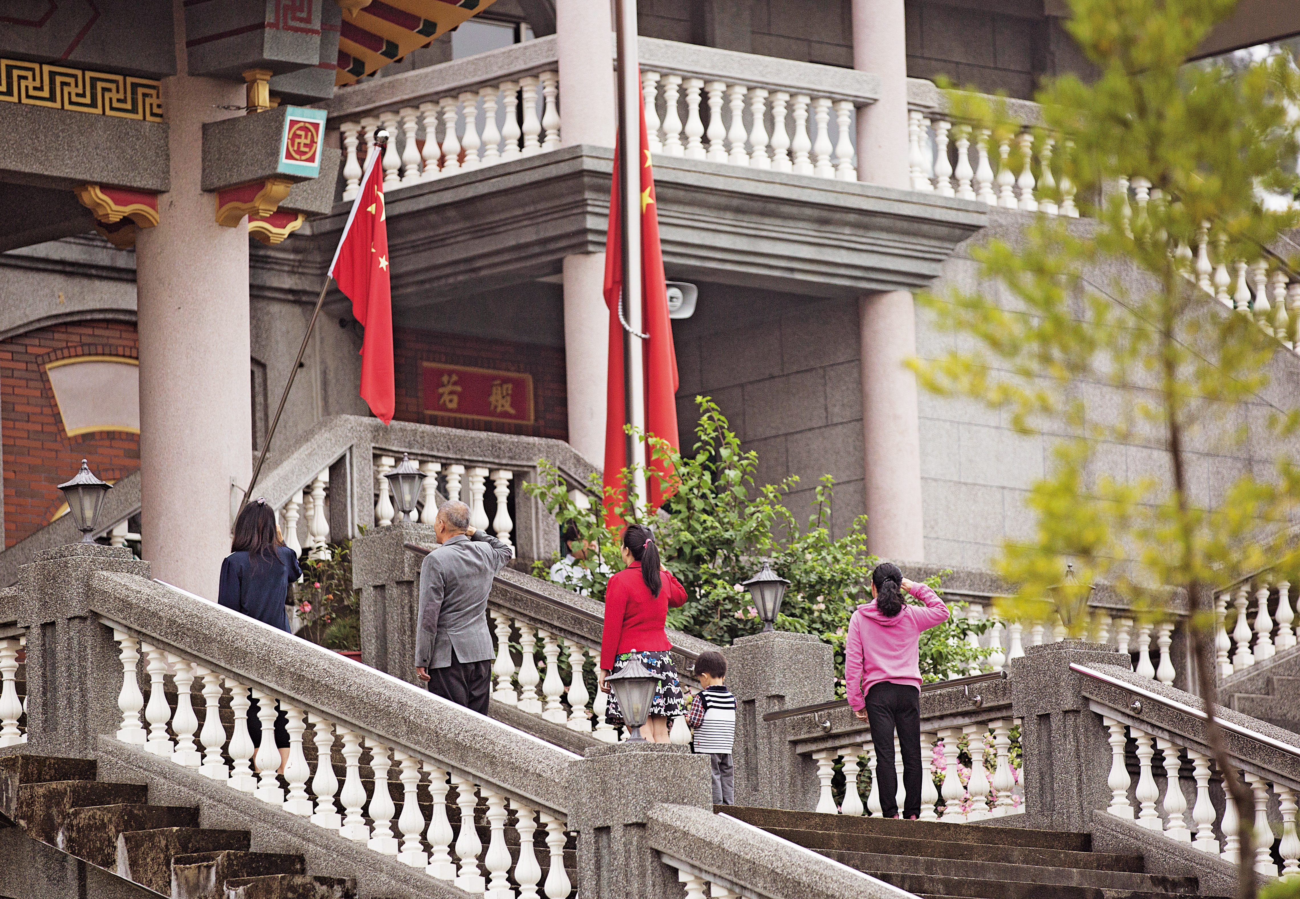 彰化縣二水鄉碧雲禪寺被拆除前常升五星旗，成為中國統戰基地。