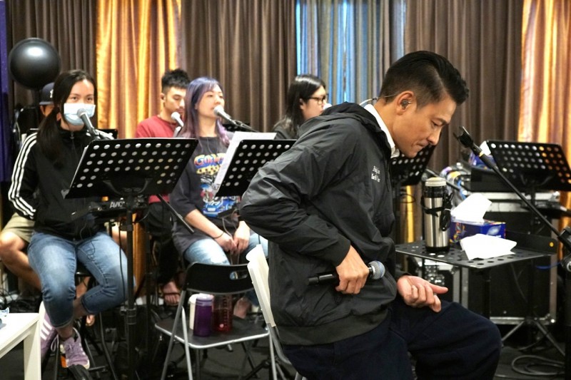 為了明年香港12場演唱會，劉德華已開始練習。（台灣映藝提供）