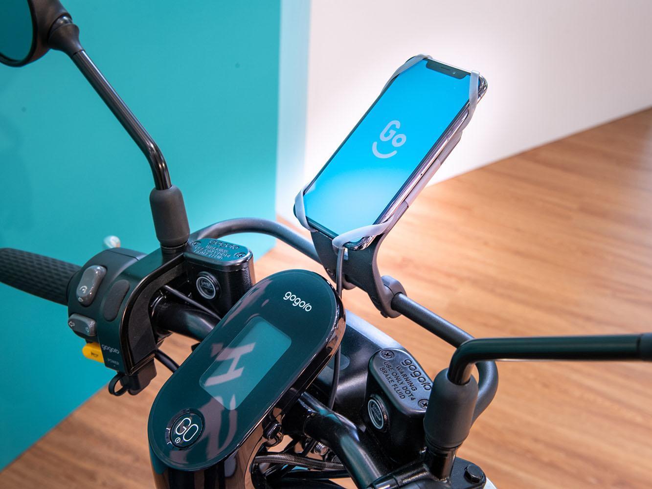 GoShare在Gogoro VIVA車款上還配備具備無線充電功能的手機架。