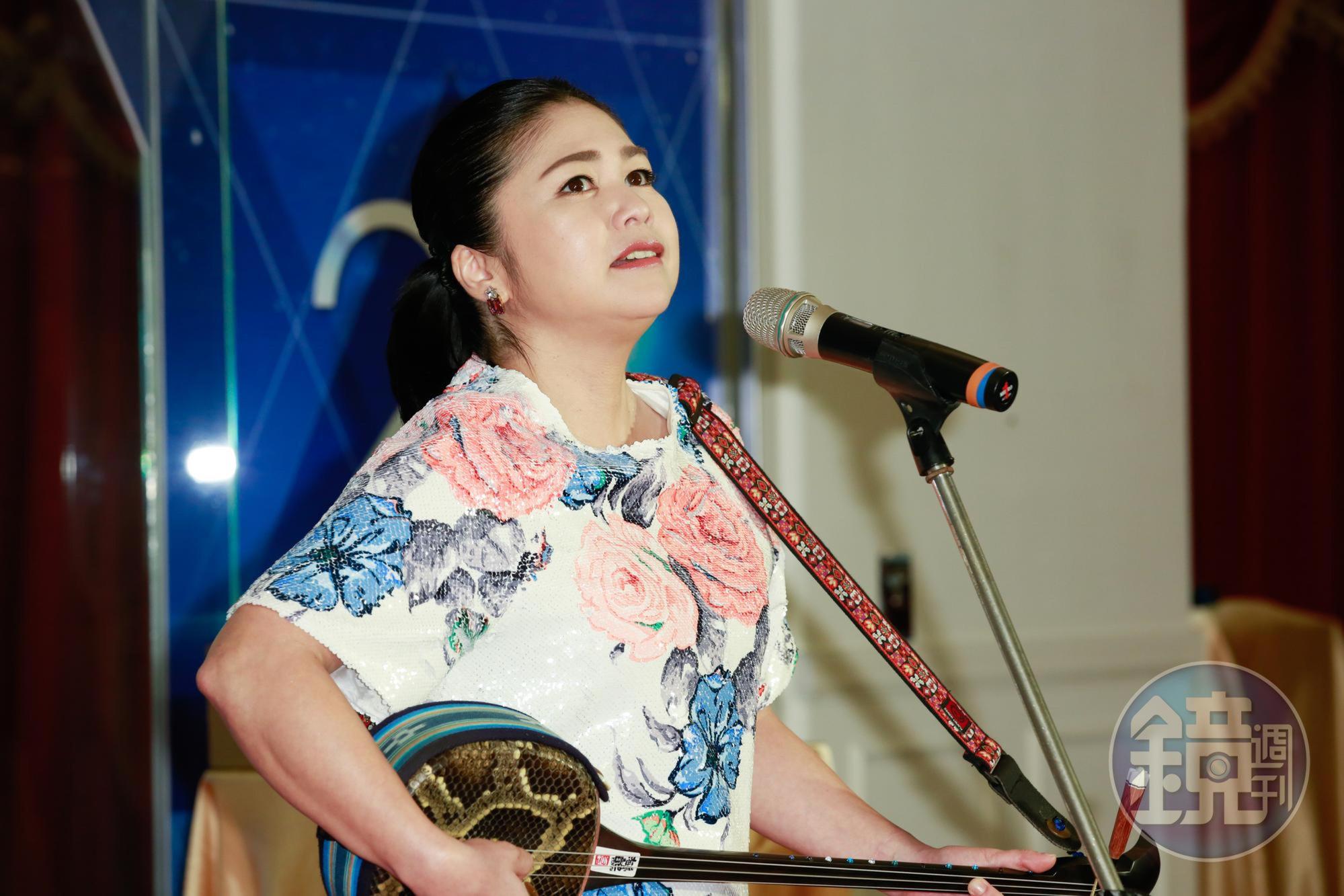 夏川里美以三線琴自彈自唱〈淚光閃閃〉。
