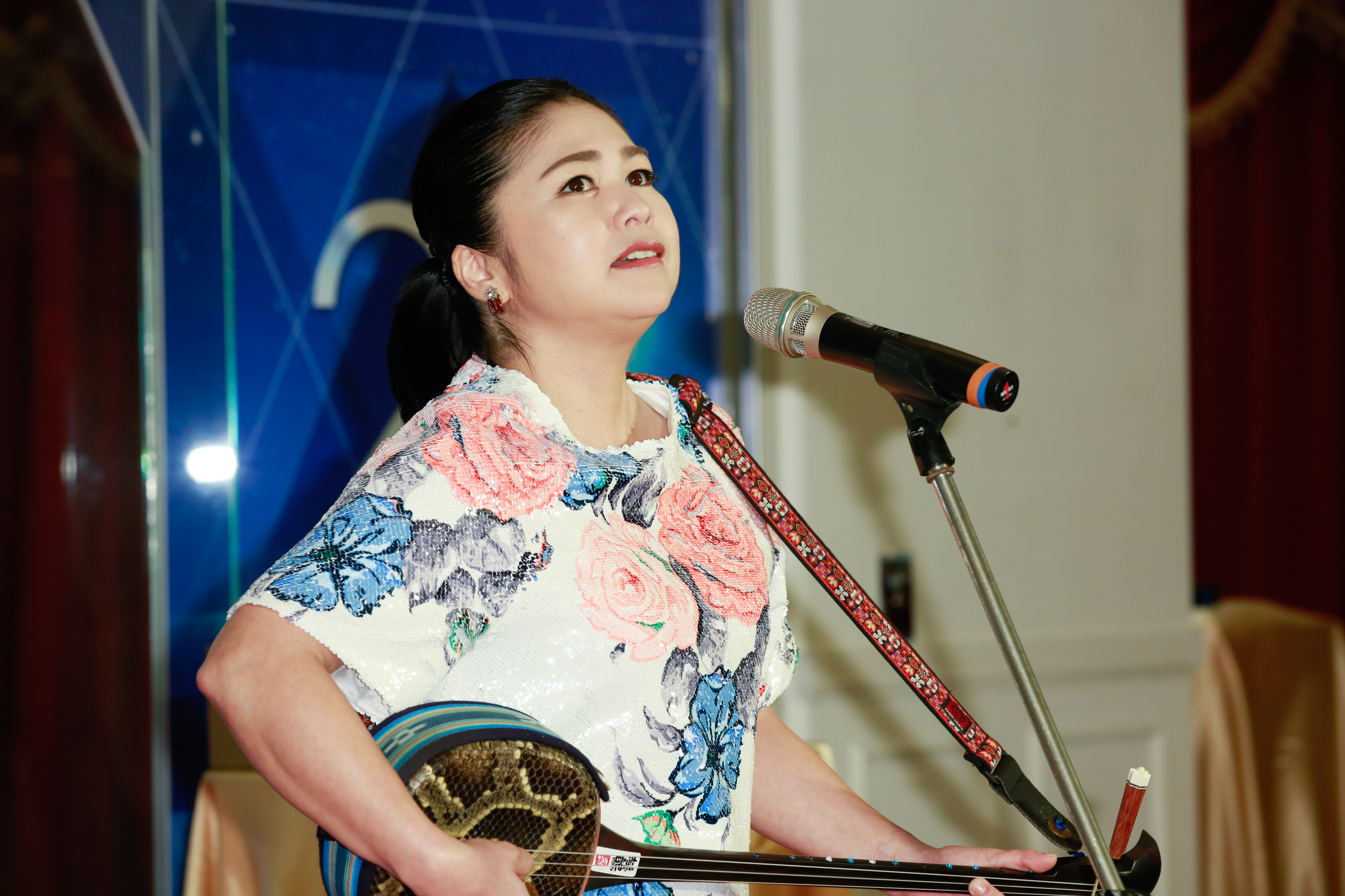 夏川里美以三線琴自彈自唱〈淚光閃閃〉。