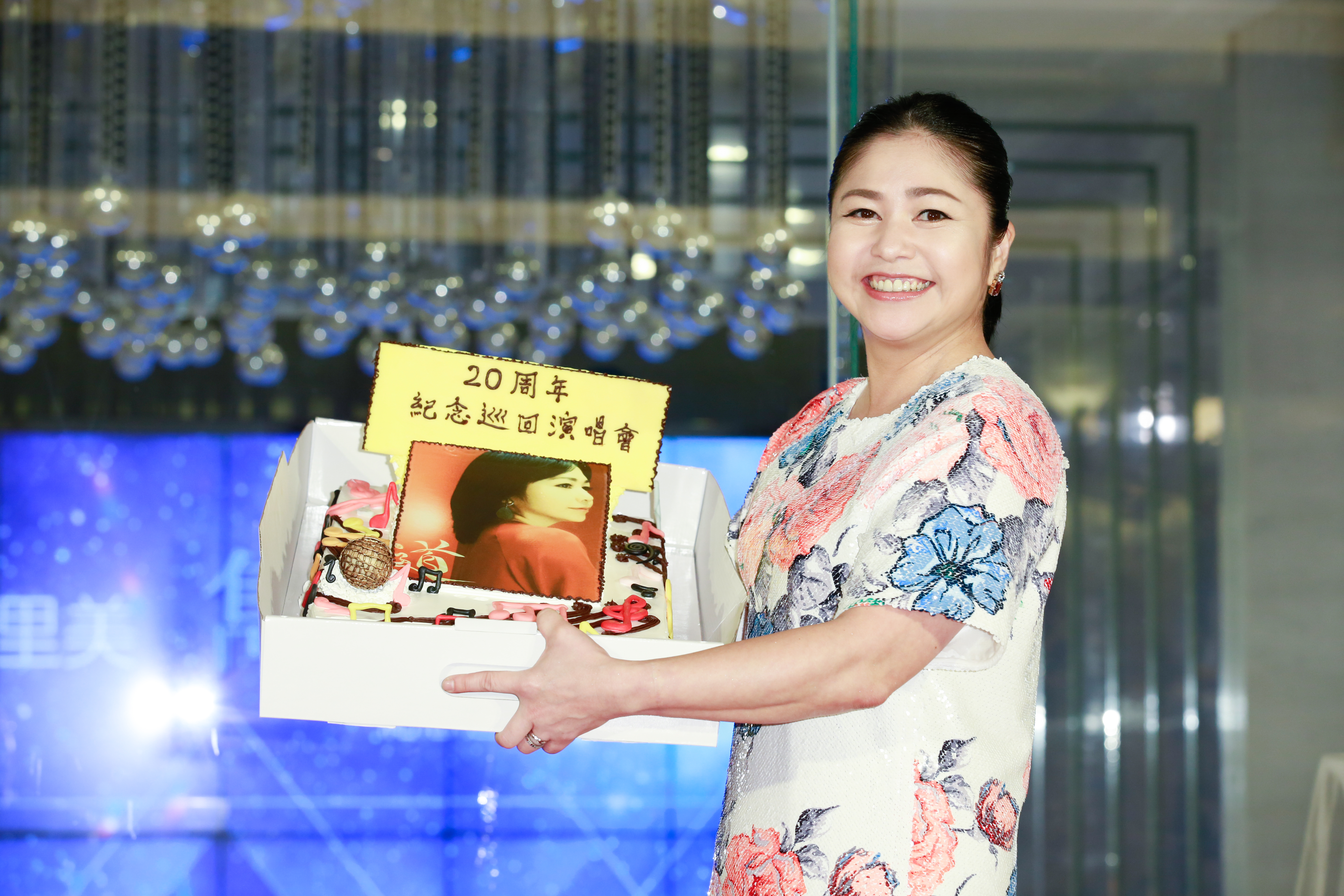夏川里美拿著自己的照片蛋糕,深怕滑手,神情有點緊張。