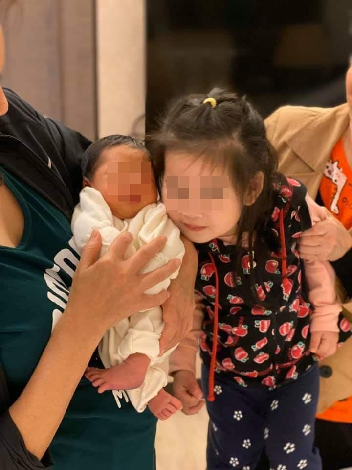 余苑綺在臉書上PO出兒女照回應各方關心,透露堅強求生意志,一定要陪著孩子長大。(翻攝自余苑綺臉書)