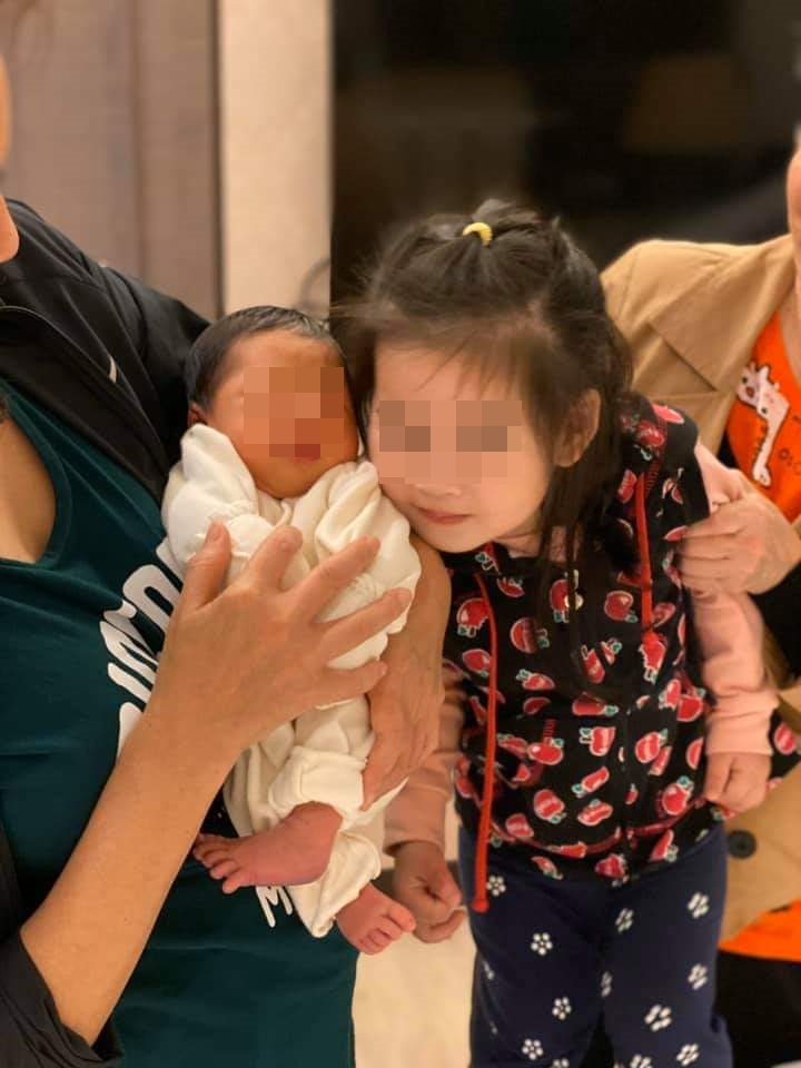 余苑綺在臉書上PO出兒女照回應各方關心，透露堅強求生意志，一定要陪著孩子長大。(翻攝自余苑綺臉書)