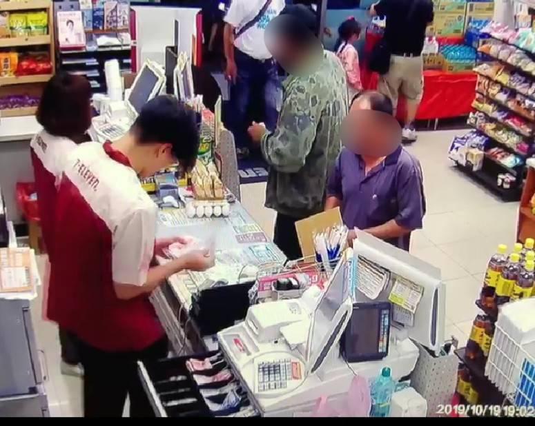 在韓國瑜造勢大會後丟雞蛋的陳姓男子（穿綠色外套者），事發前到超商買雞蛋。（翻攝畫面）