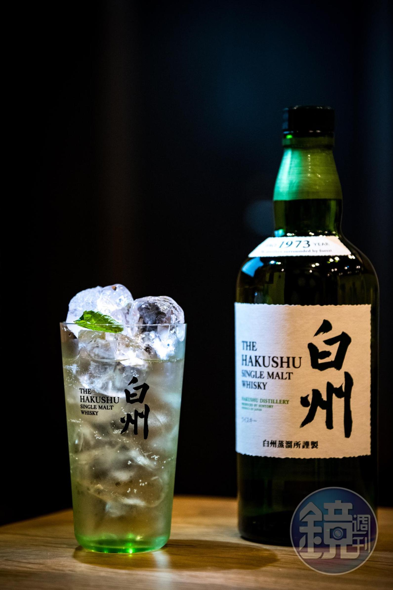 夠硬的大冰塊可減少融冰兌風味的影響,白州威士忌與薄荷葉相合。