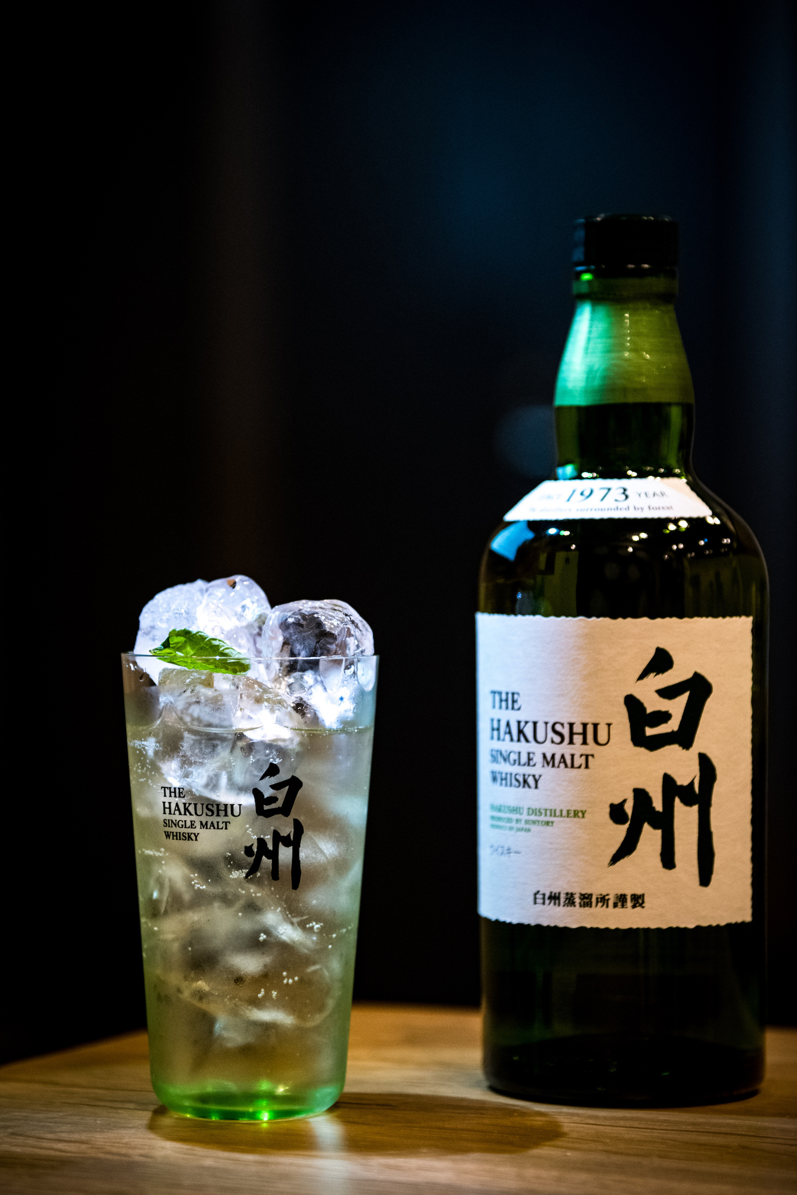 夠硬的大冰塊可減少融冰兌風味的影響，白州威士忌與薄荷葉相合。