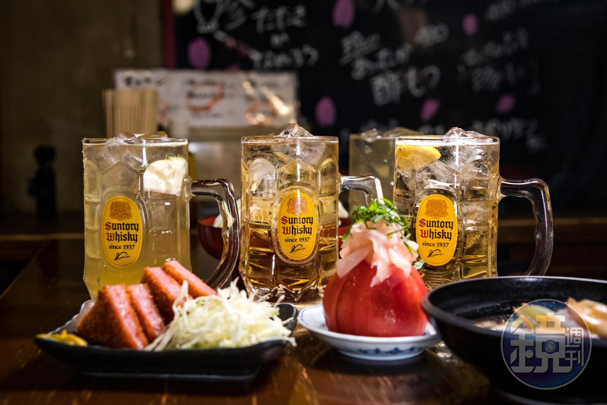完美比例的各式Highball,搭配獨門下酒菜是「丸吟」人氣不墜的原因。(399~459日圓/杯,約NT$117~134)