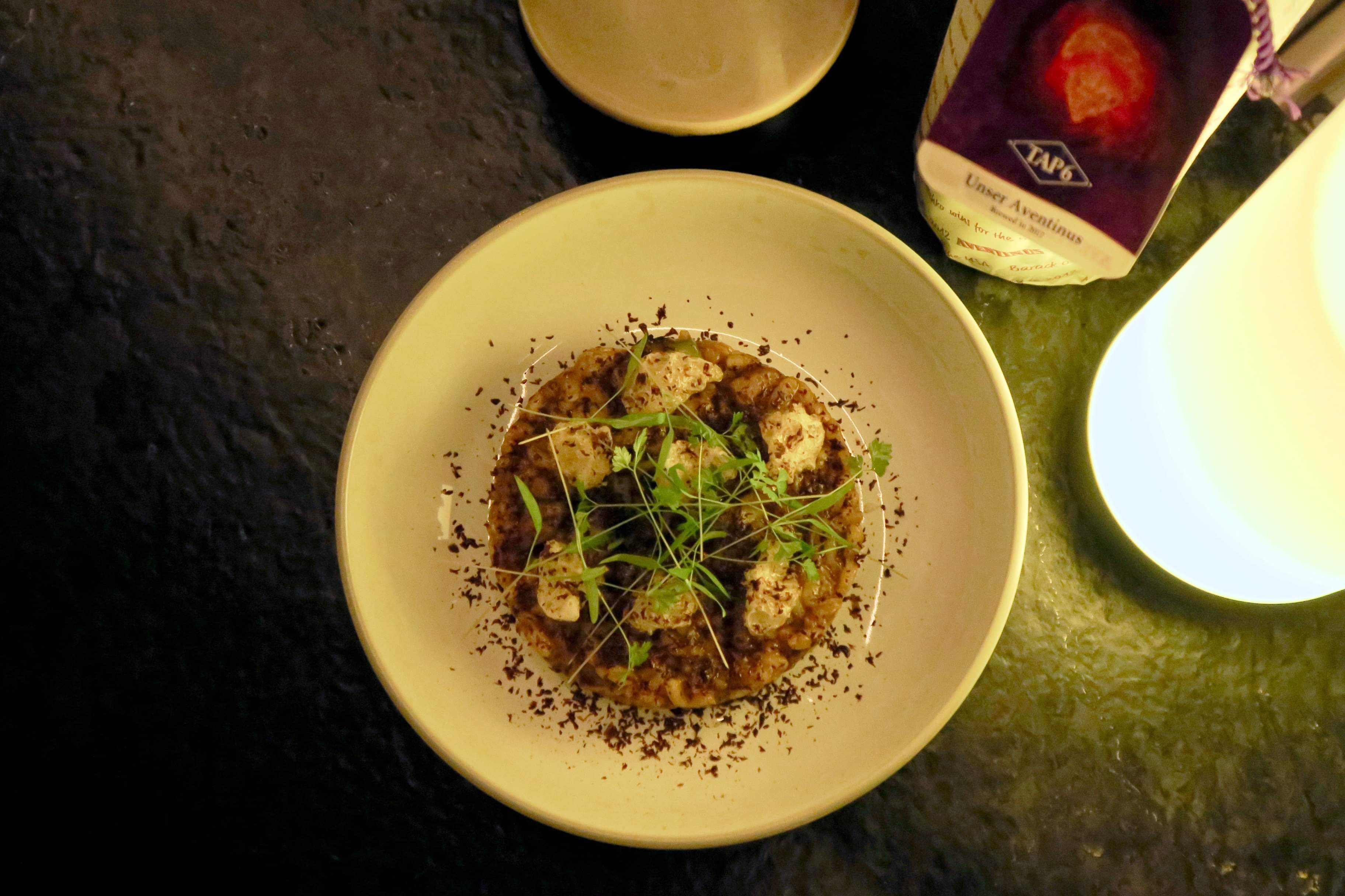 搭配陳年小麥啤酒的燉飯，Xavier融入了墨西哥辣醬與四川花椒巧克力。 （黛西的深夜釀酒習題提供）