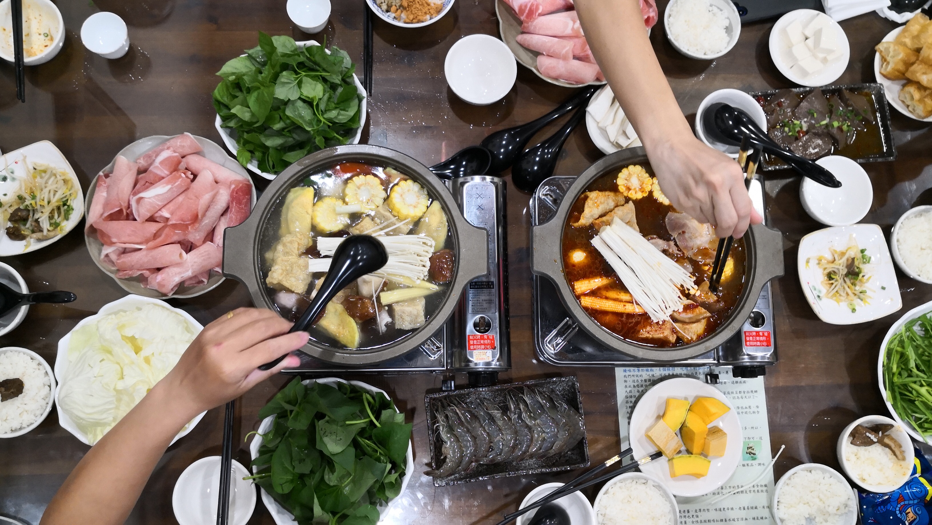 「半天紅」的麻辣鍋及原味鍋，湯頭都相當美味。