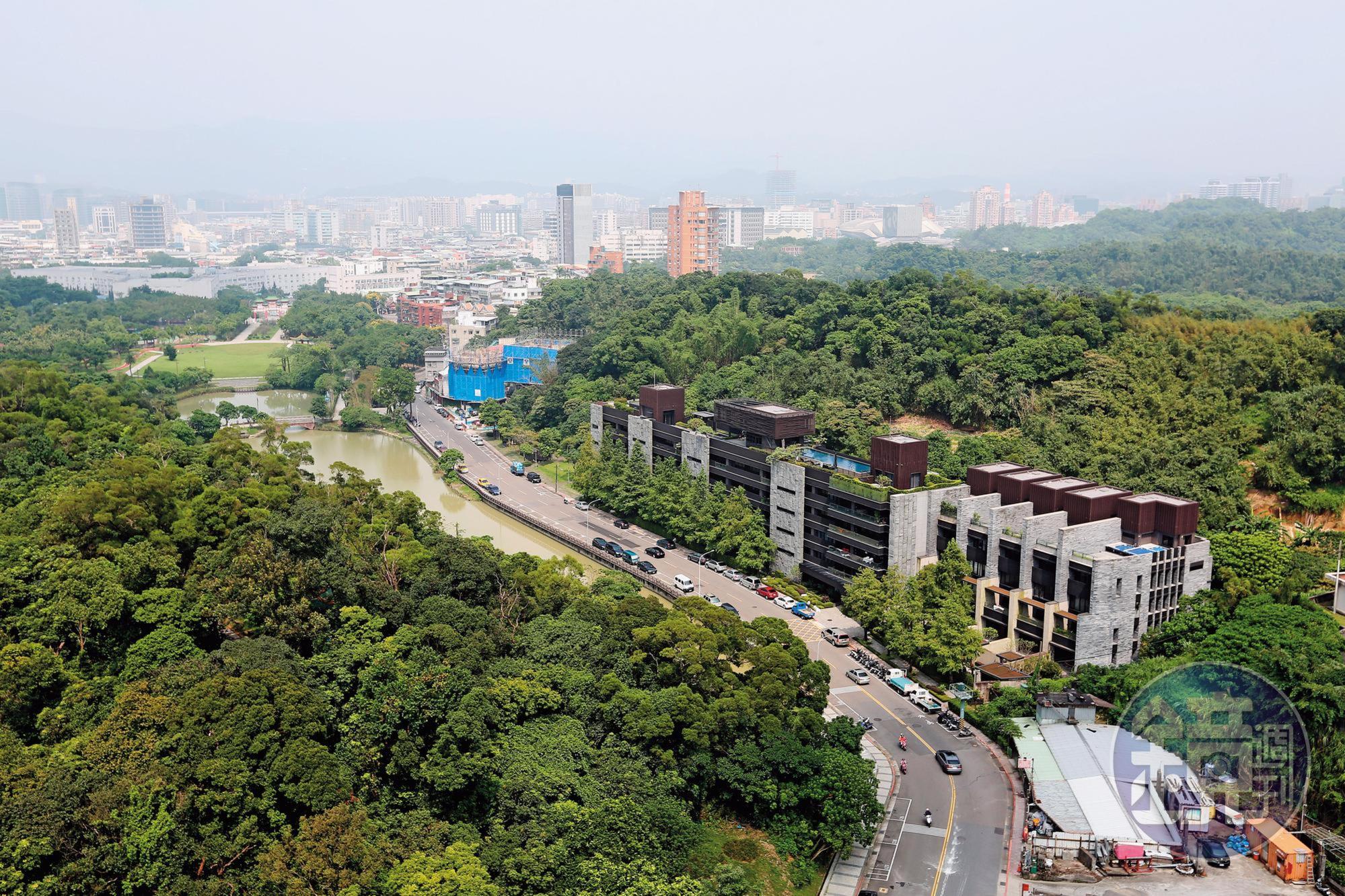 蕭敬騰的豪宅被前面道路攔腰環抱,為「玉帶水」的好格局。