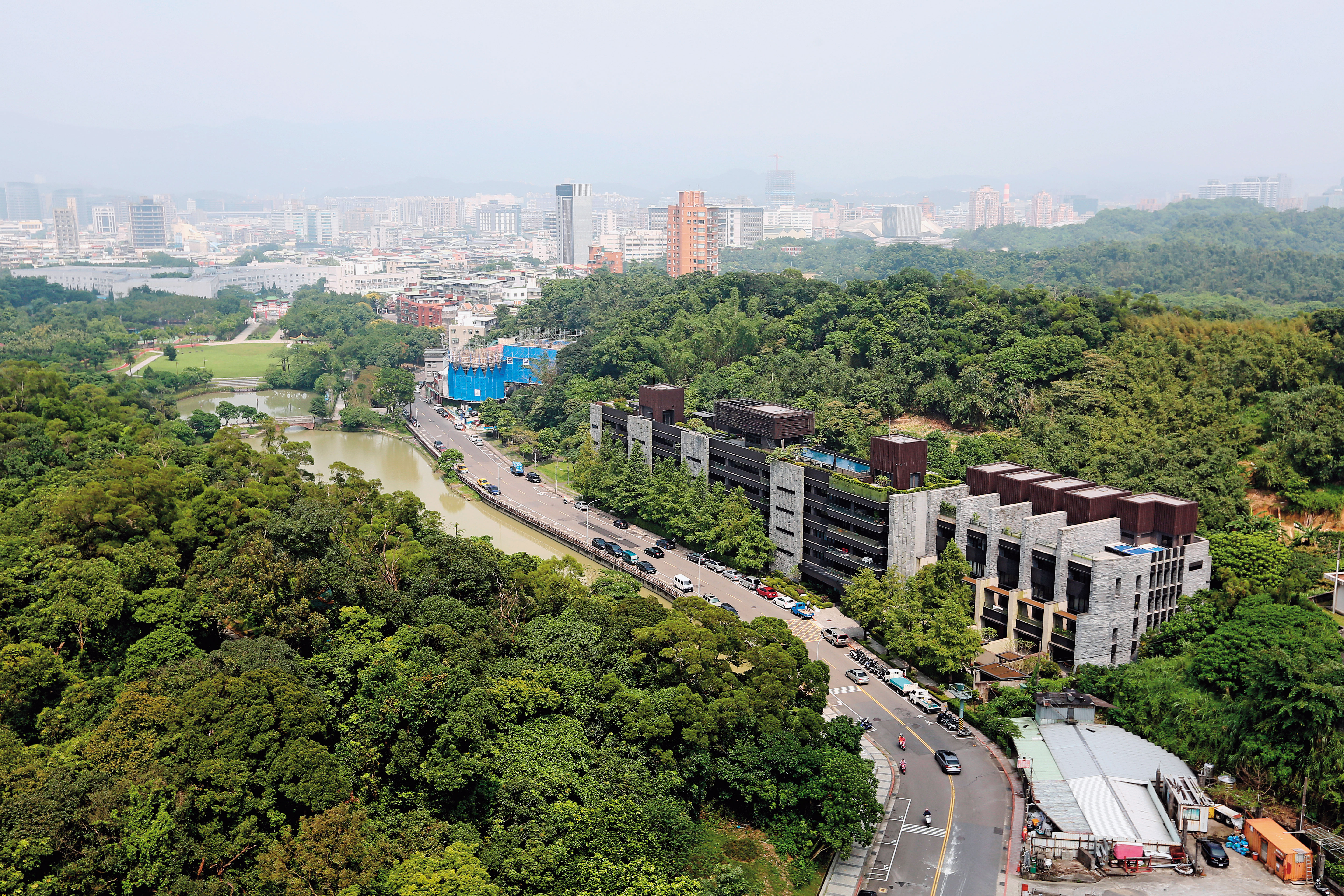 蕭敬騰的豪宅被前面道路攔腰環抱,為「玉帶水」的好格局。