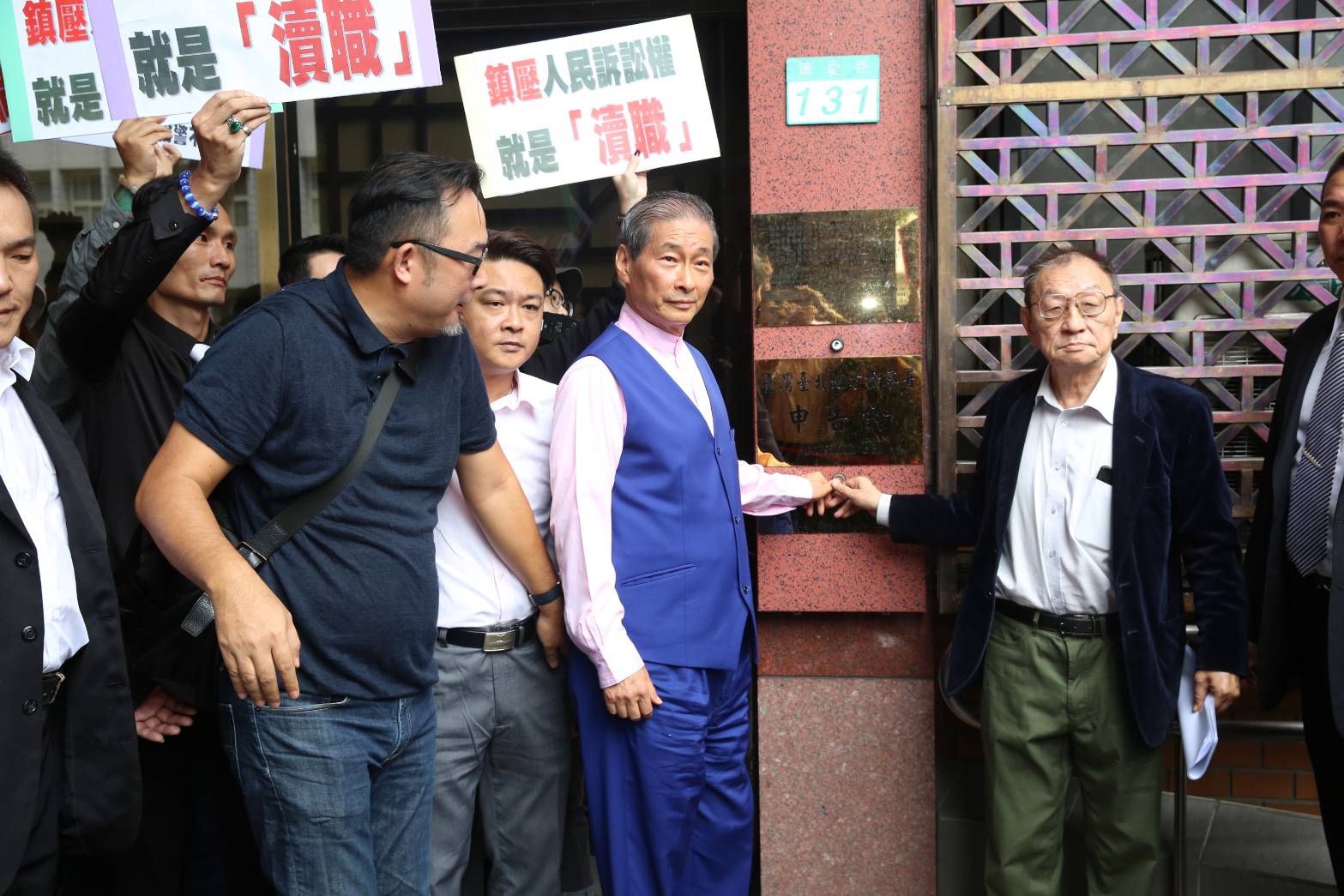 統促黨總裁張安樂上午率眾前往北檢告發法務部長蔡清祥涉瀆職罪，卻未遞狀完成告發程序。