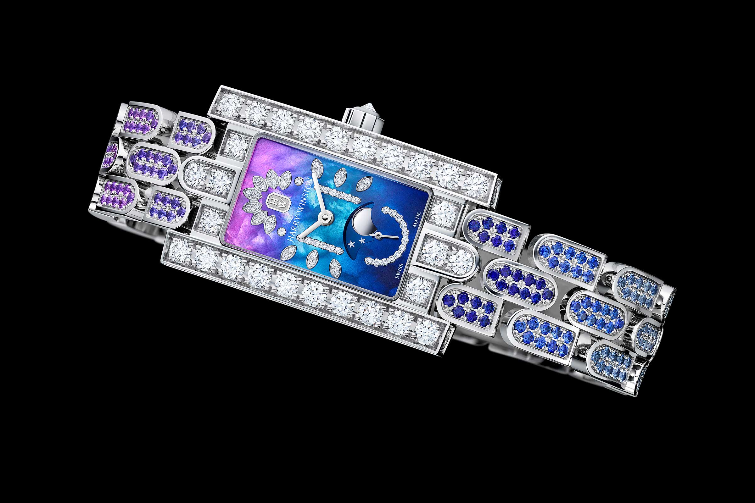 慶祝第五大道系列問世20週年，海瑞溫斯頓推出限量版月相腕錶，錶款運用大量鑽石與寶石鑲嵌，詮釋出紐約的日與夜。