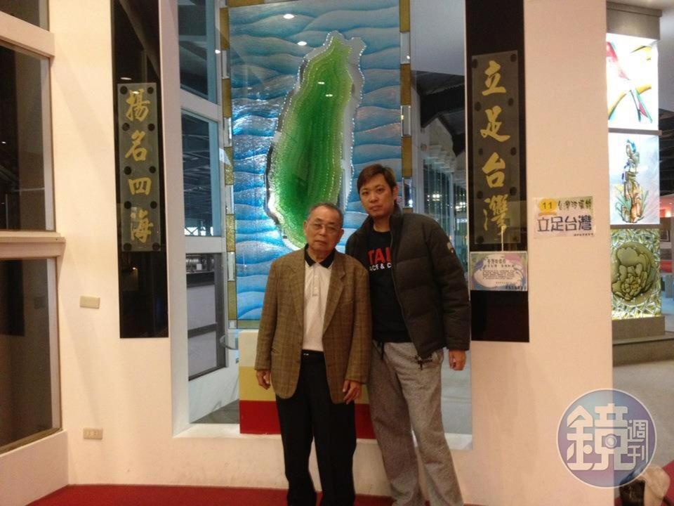 林裕閔(右)的父親林錦鴻(左)42歲創業成立百鮮。(林裕閔提供)