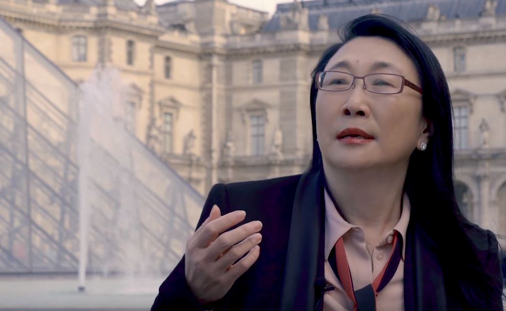 宏達電打造蒙娜麗莎VR，董事長王雪紅親赴巴黎羅浮宮參加開展活動。（翻攝自影片）