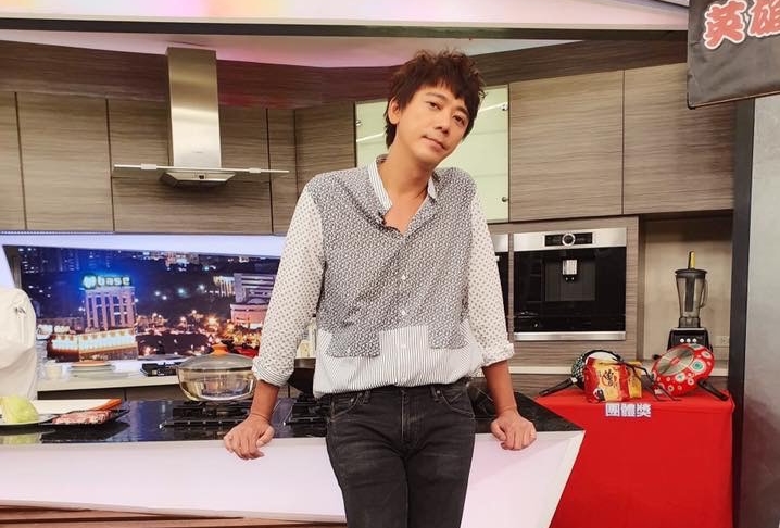 信在臉書上澄清張鈺凰並未棄養女兒小丸子。（翻攝自信臉書）