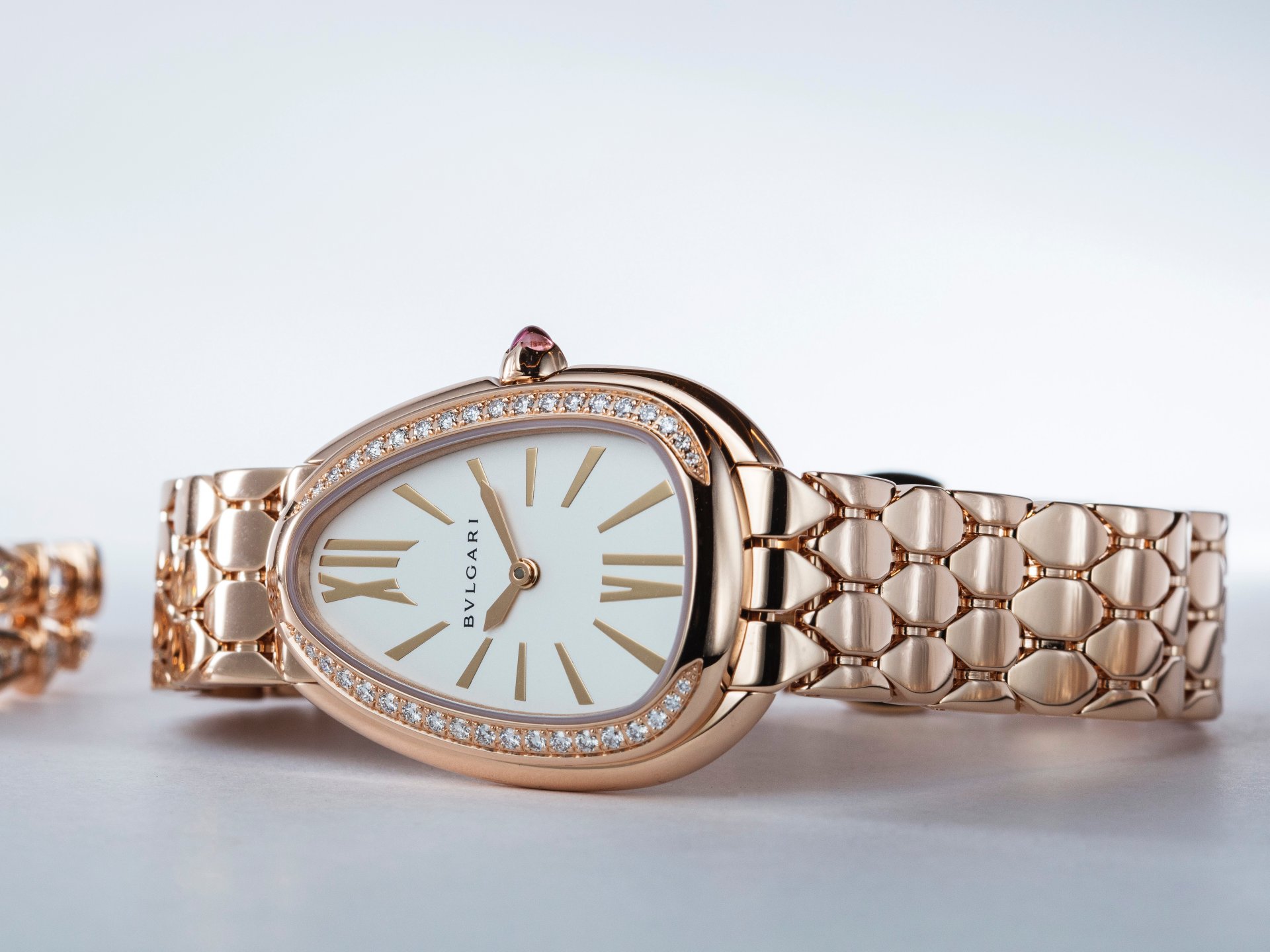 BVLGARI Serpenti Seduttori 寶格麗鎏光蛇影系列，靈感源於Serpenti Tubogas腕錶，以蛇頭為造型，化為簡潔的設計線條，並搭配全新設計的六角形蛇鱗紋金屬鍊節，錶鍊柔韌靈活，專為日常佩戴而生。材質從不鏽鋼鍊帶至高貴的玫瑰金鑲鑽，有多種款式可供選擇。也是進入寶格麗經典蛇形珠寶的最佳入門之作。 功能：時、分指示；機芯：石英機芯；定價：約NT$142,000（不鏽鋼款）；NT$216,600（半金款）；NT$349,900（半金鑲鑽款）；NT$845,000（玫瑰金鑲鑽款）。