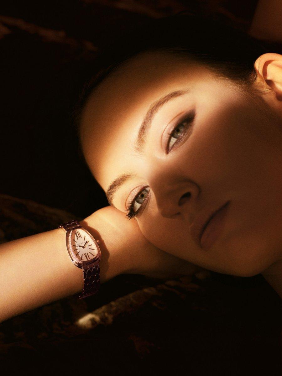 BVLGARI品牌代言人Lily Aldridge佩戴Serpenti Seduttori鎏光蛇影腕錶，錶款售價約NT$845,000。（Photo Credit：Lucrezia Ganazzoli）