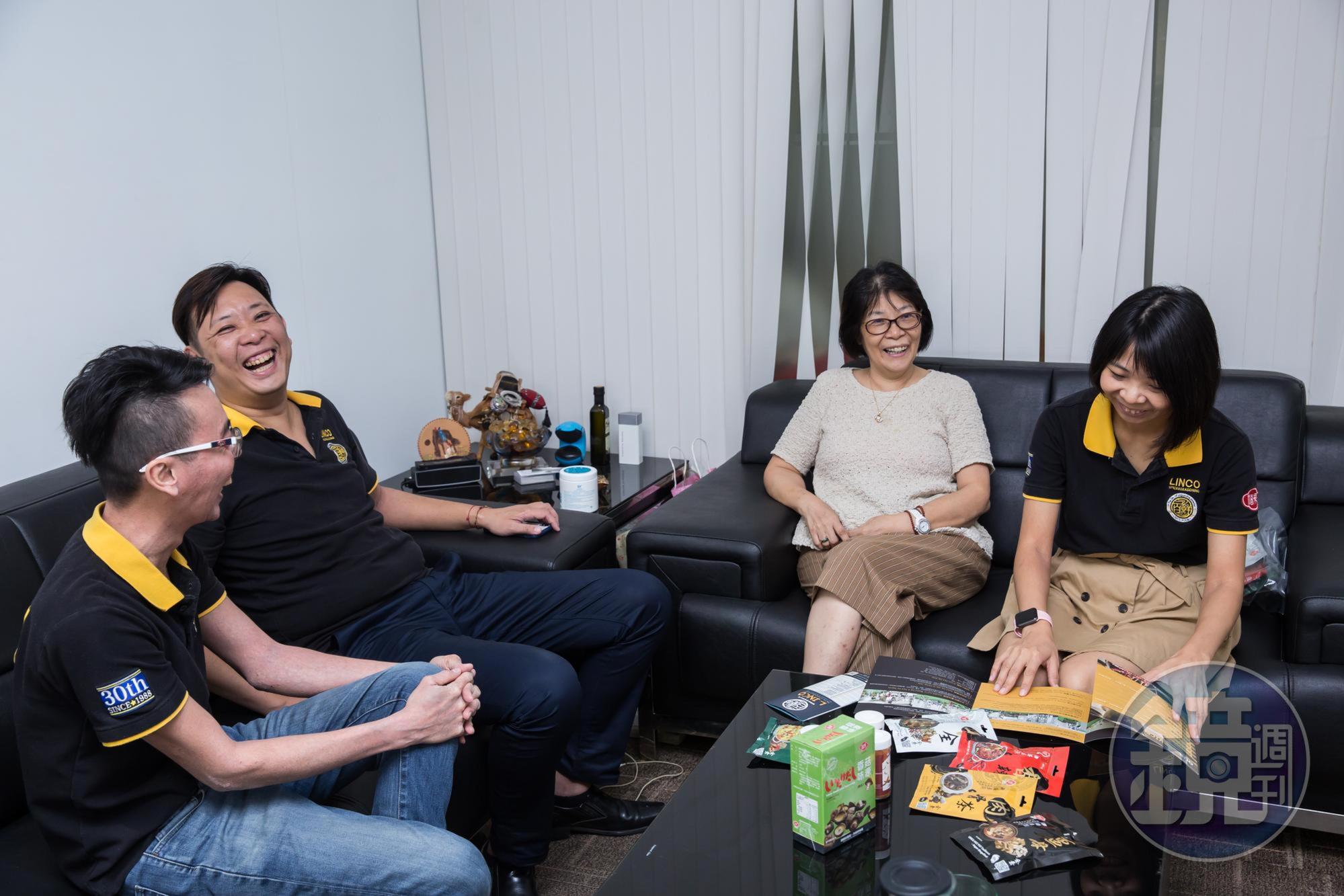 林裕閔(左二)身段靈活,做生意屬於武派,他與妹妹、弟弟三人合作無間。左一為弟弟、百鮮研發經理林奕瀧,右起為妹妹、百鮮國際行銷經理林奕君、母親百鮮董事長廖采真。
