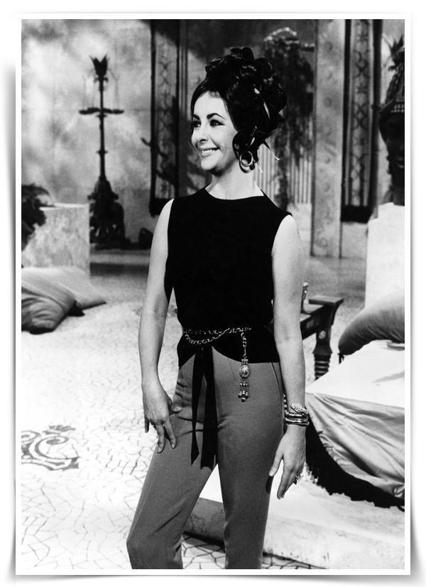 1962年《埃及艷后》電影場景拍攝的照片中，女主角伊莉莎白泰勒（Elizabeth Taylor）佩戴的Serpenti珠寶腕錶以其設計圖。此為珠寶史上著名的經典照片之一。
