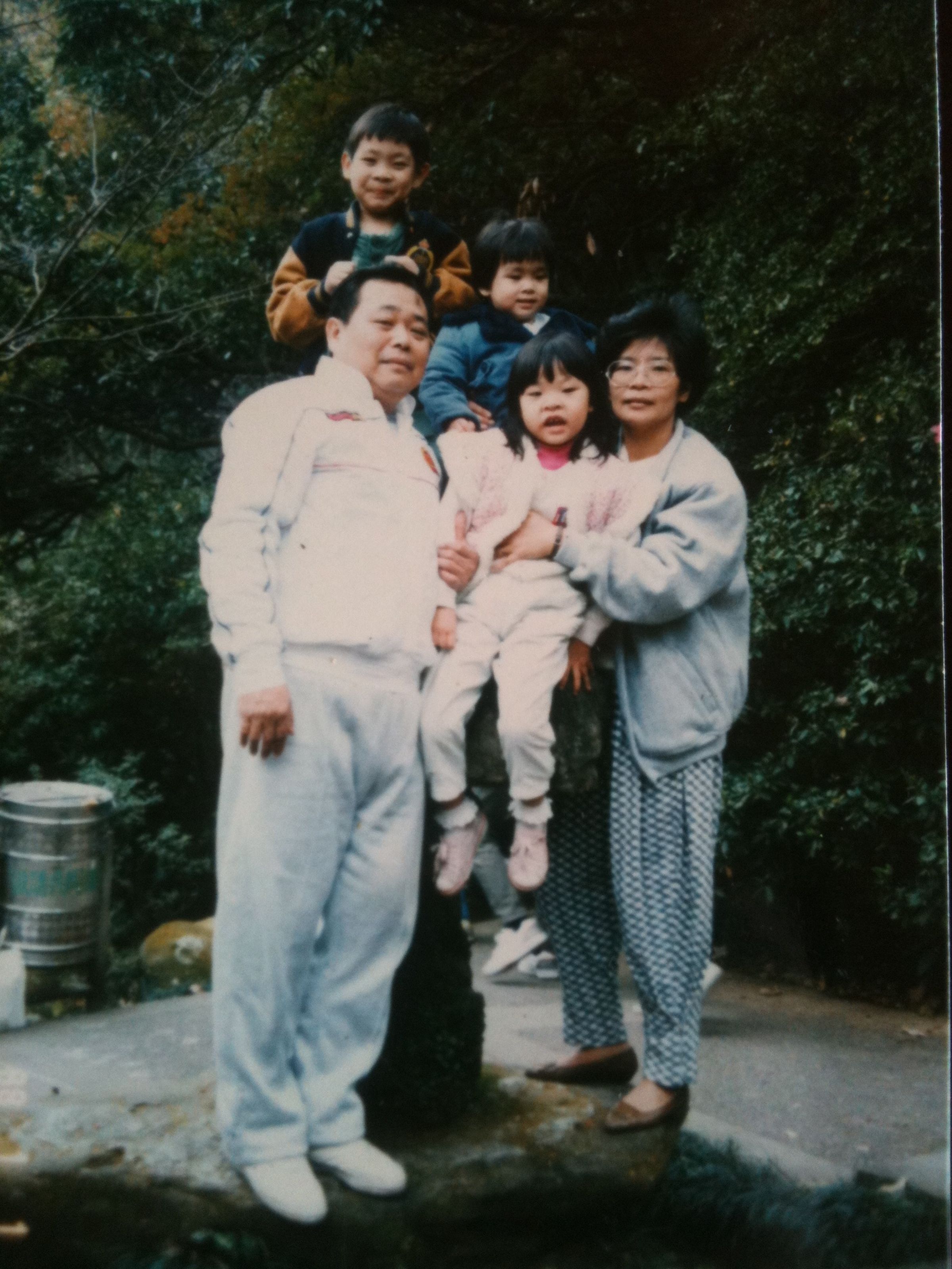 林錦鴻（左一）和妻子廖采真（右一）育有三子，一家人小時候時常出遊。（林裕閔提供）